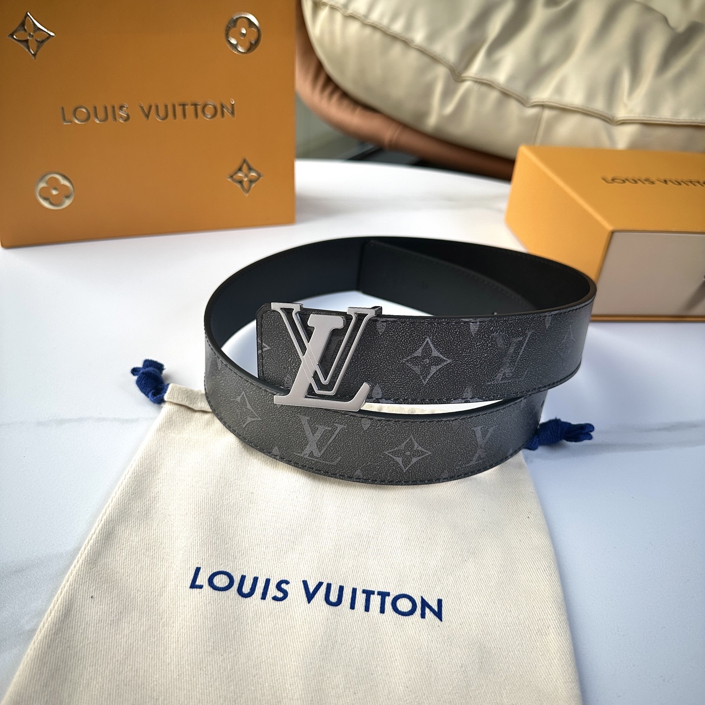 
     L0UIS VUITT0N 今季新品 男士原單腰帶 寬度40毫米 雙面進口頭層小牛皮絲印圖案