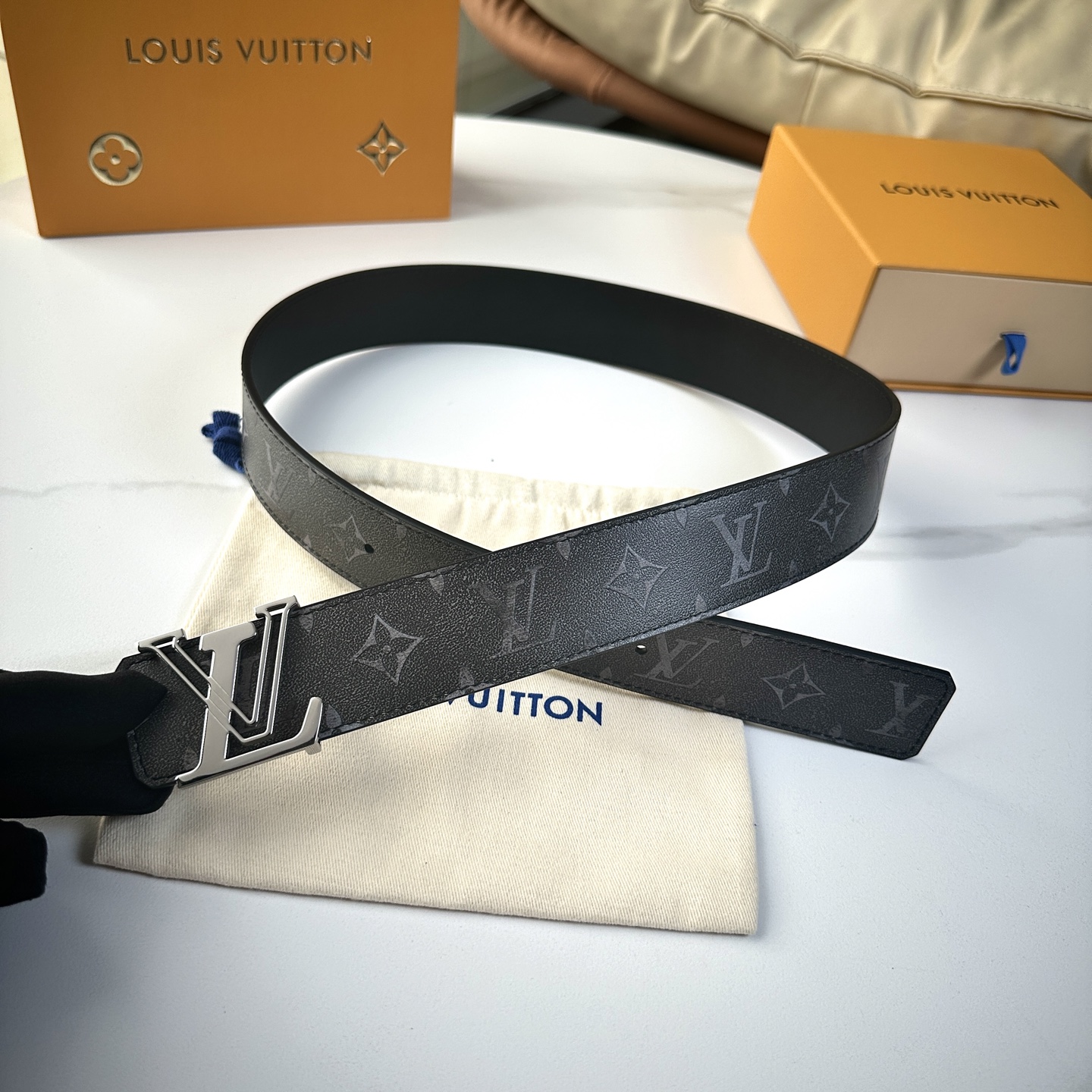 
     L0UIS VUITT0N 今季新品 男士原單腰帶 寬度40毫米 雙面進口頭層小牛皮絲印圖案