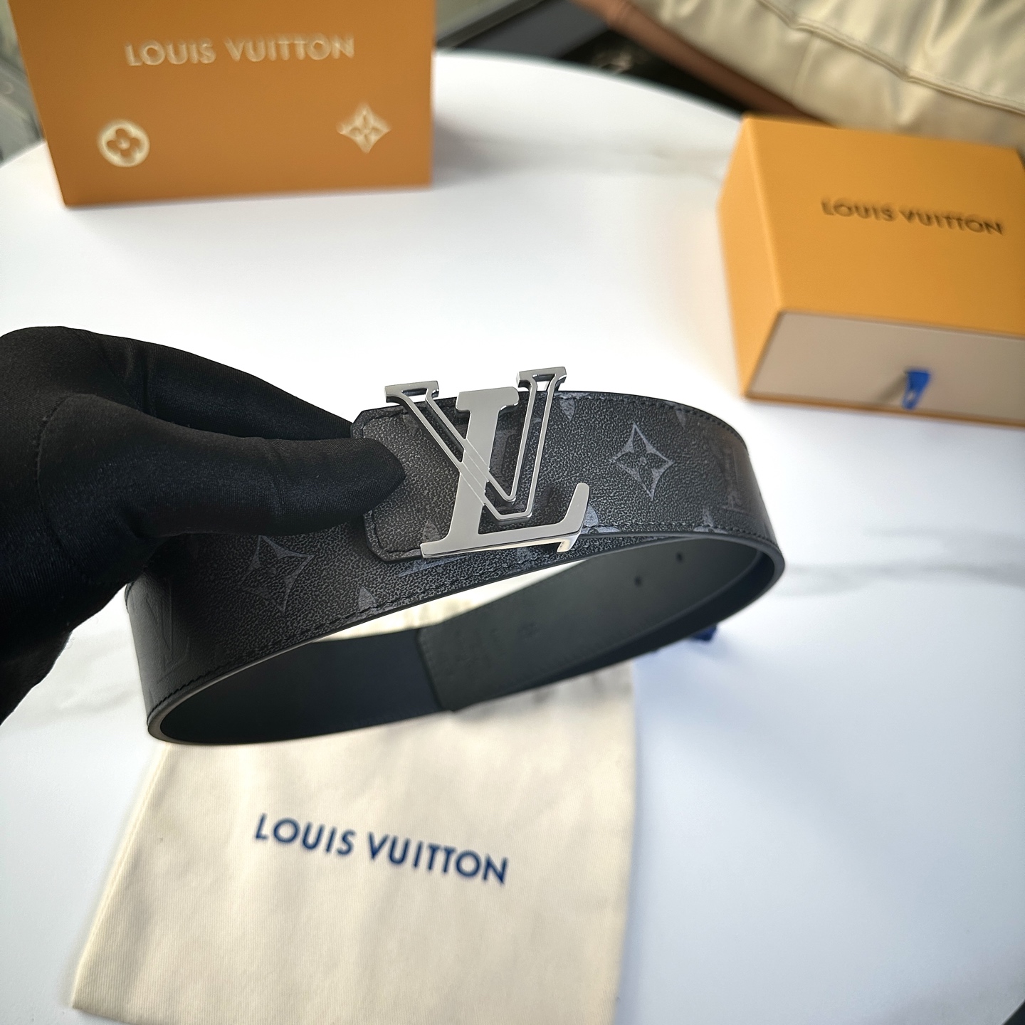 
     L0UIS VUITT0N 今季新品 男士原單腰帶 寬度40毫米 雙面進口頭層小牛皮絲印圖案