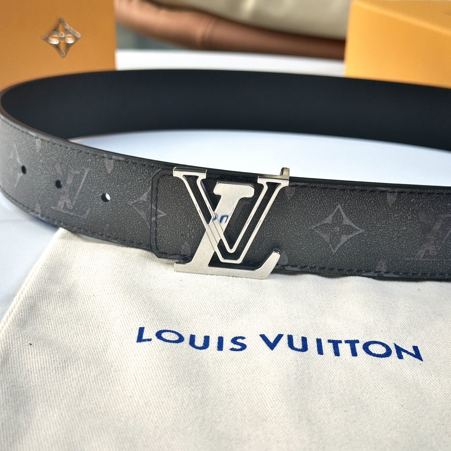 
     L0UIS VUITT0N 今季新品 男士原單腰帶 寬度40毫米 雙面進口頭層小牛皮絲印圖案