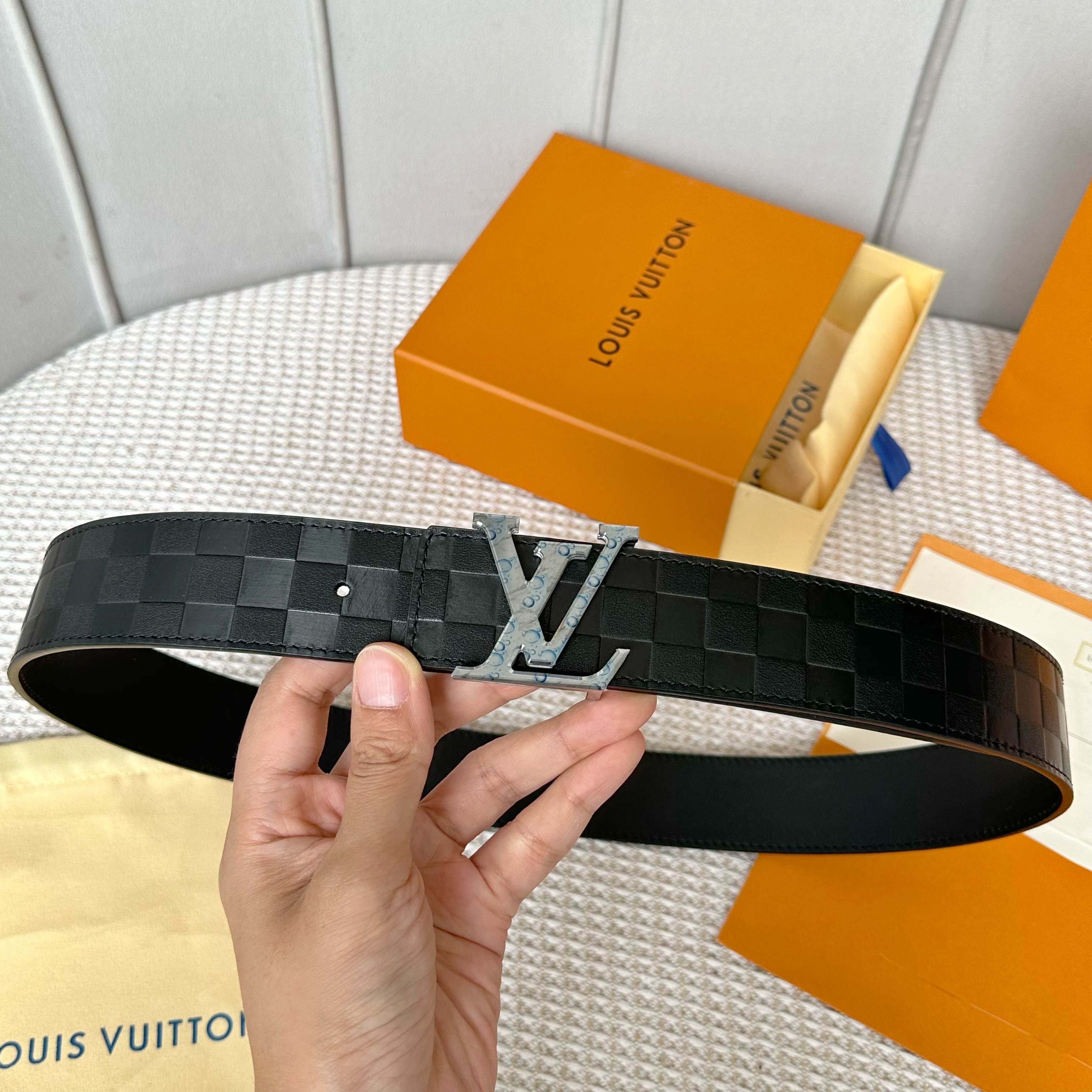 
     L0UIS VUITT0N 今季新品 男士原單腰帶 寬度40毫米 雙面進口頭層小牛皮壓花品牌