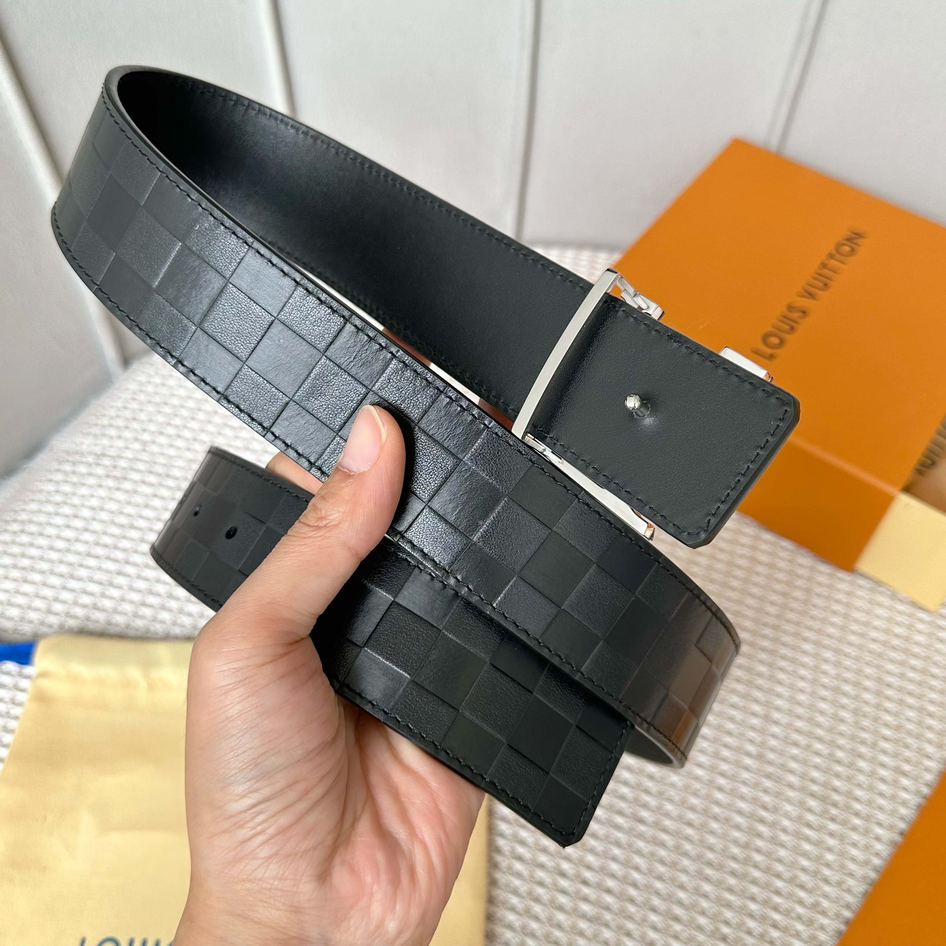 
     L0UIS VUITT0N 今季新品 男士原單腰帶 寬度40毫米 雙面進口頭層小牛皮壓花品牌