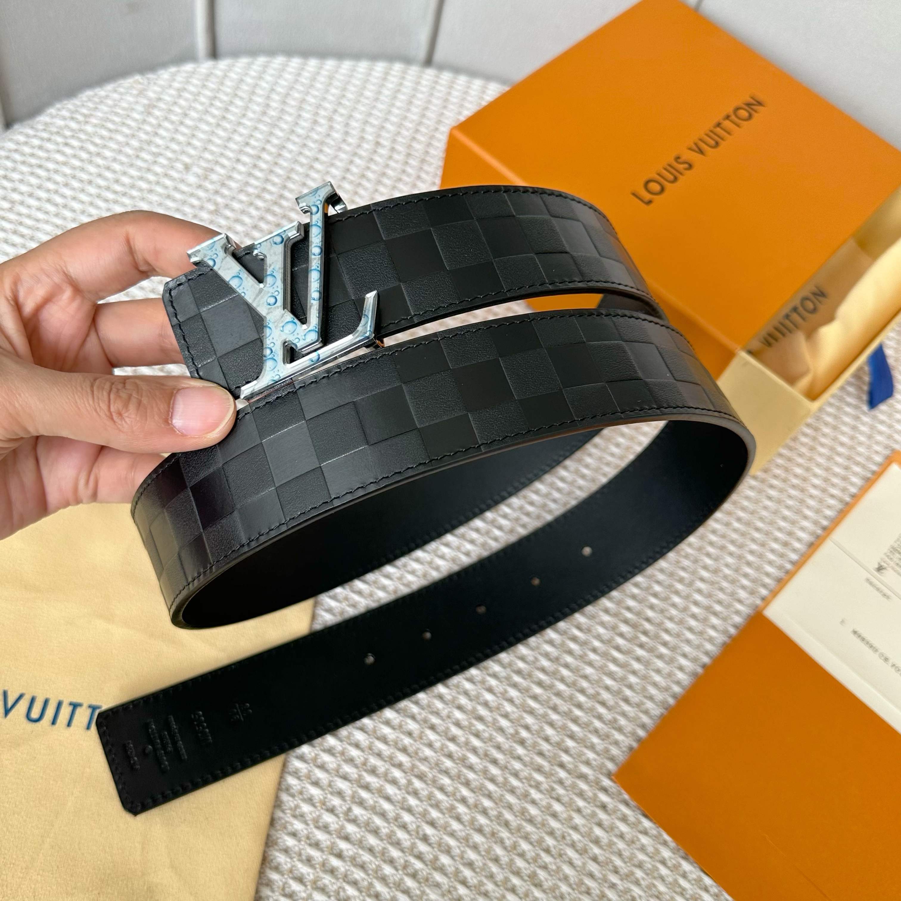 
     L0UIS VUITT0N 今季新品 男士原單腰帶 寬度40毫米 雙面進口頭層小牛皮壓花品牌