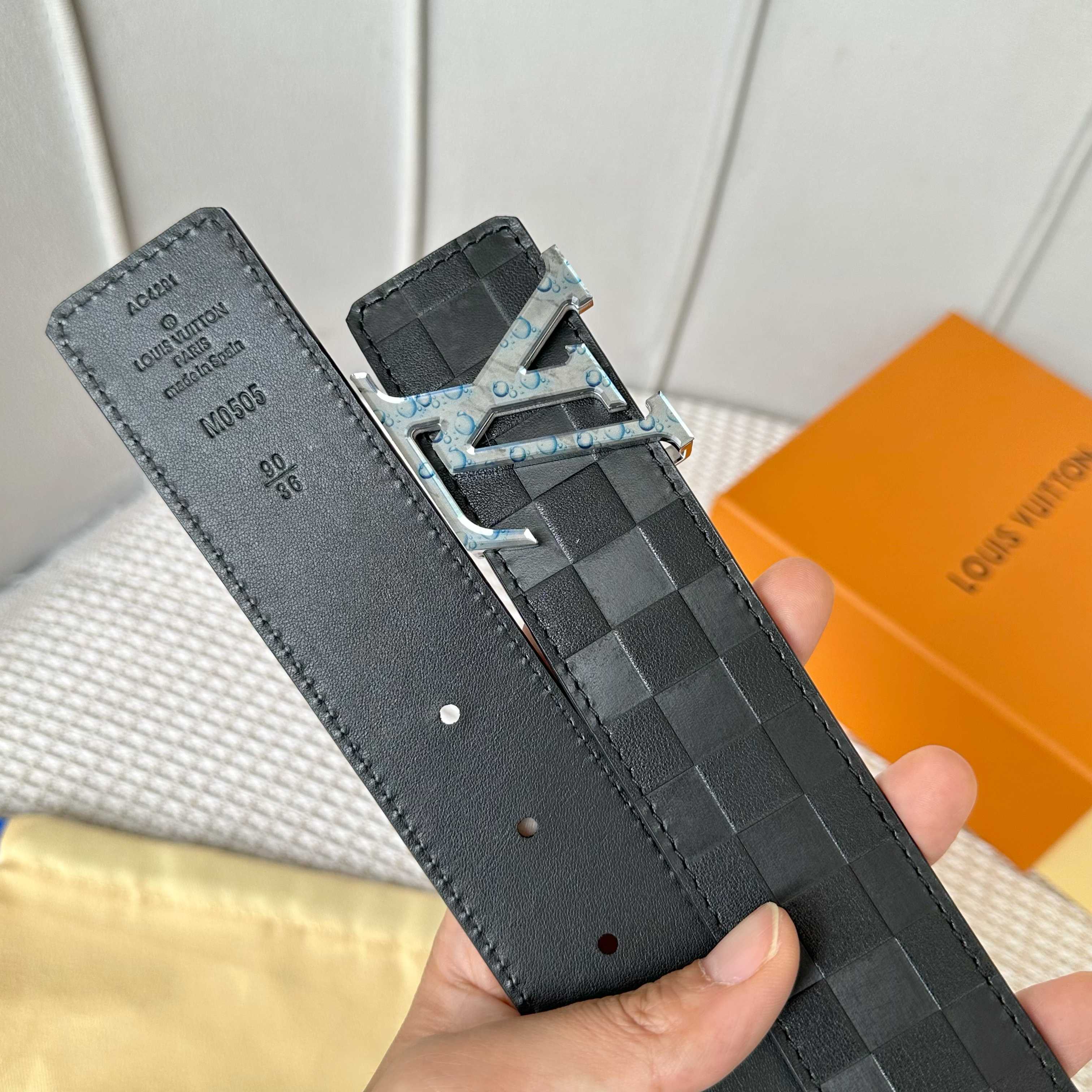 
     L0UIS VUITT0N 今季新品 男士原單腰帶 寬度40毫米 雙面進口頭層小牛皮壓花品牌
