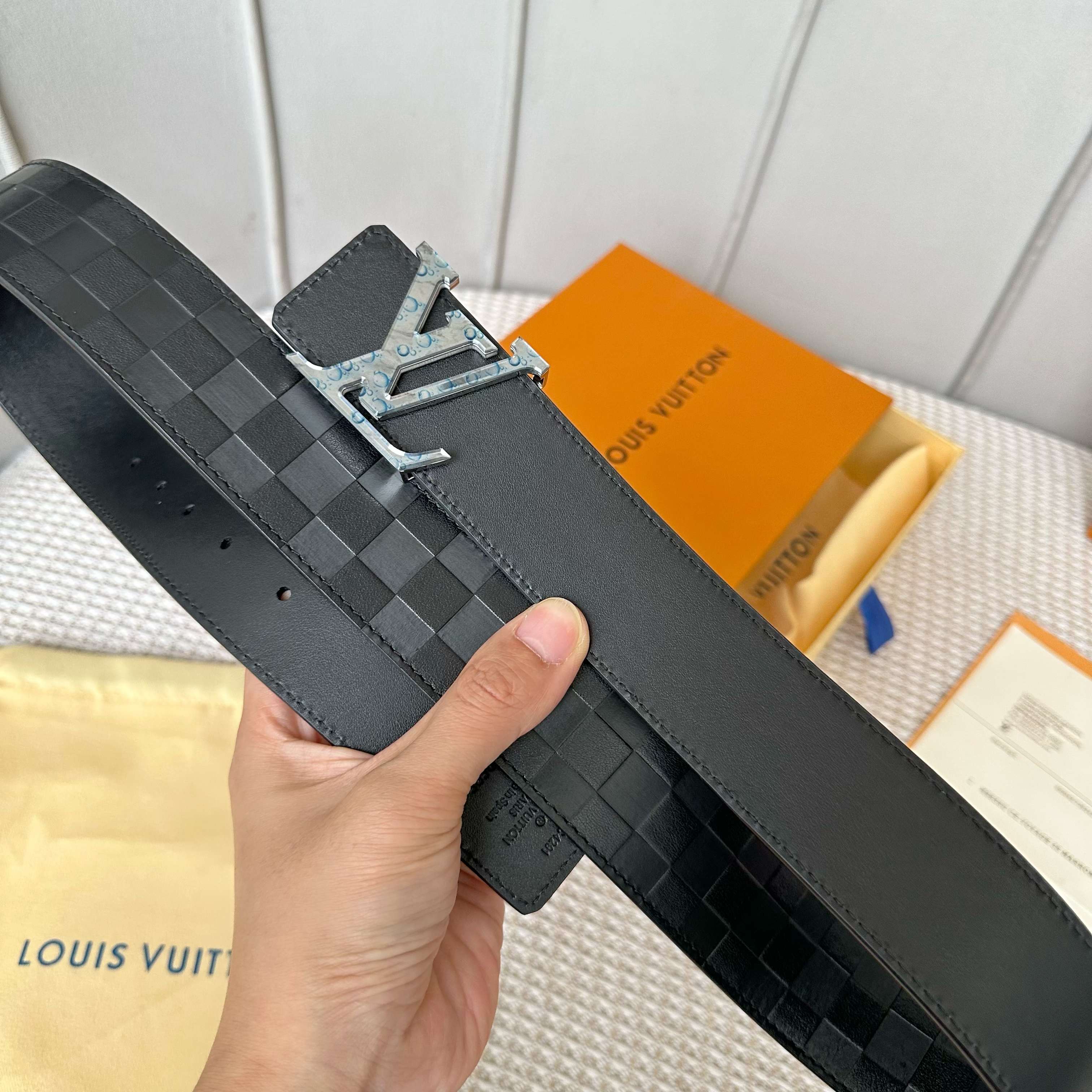 
     L0UIS VUITT0N 今季新品 男士原單腰帶 寬度40毫米 雙面進口頭層小牛皮壓花品牌