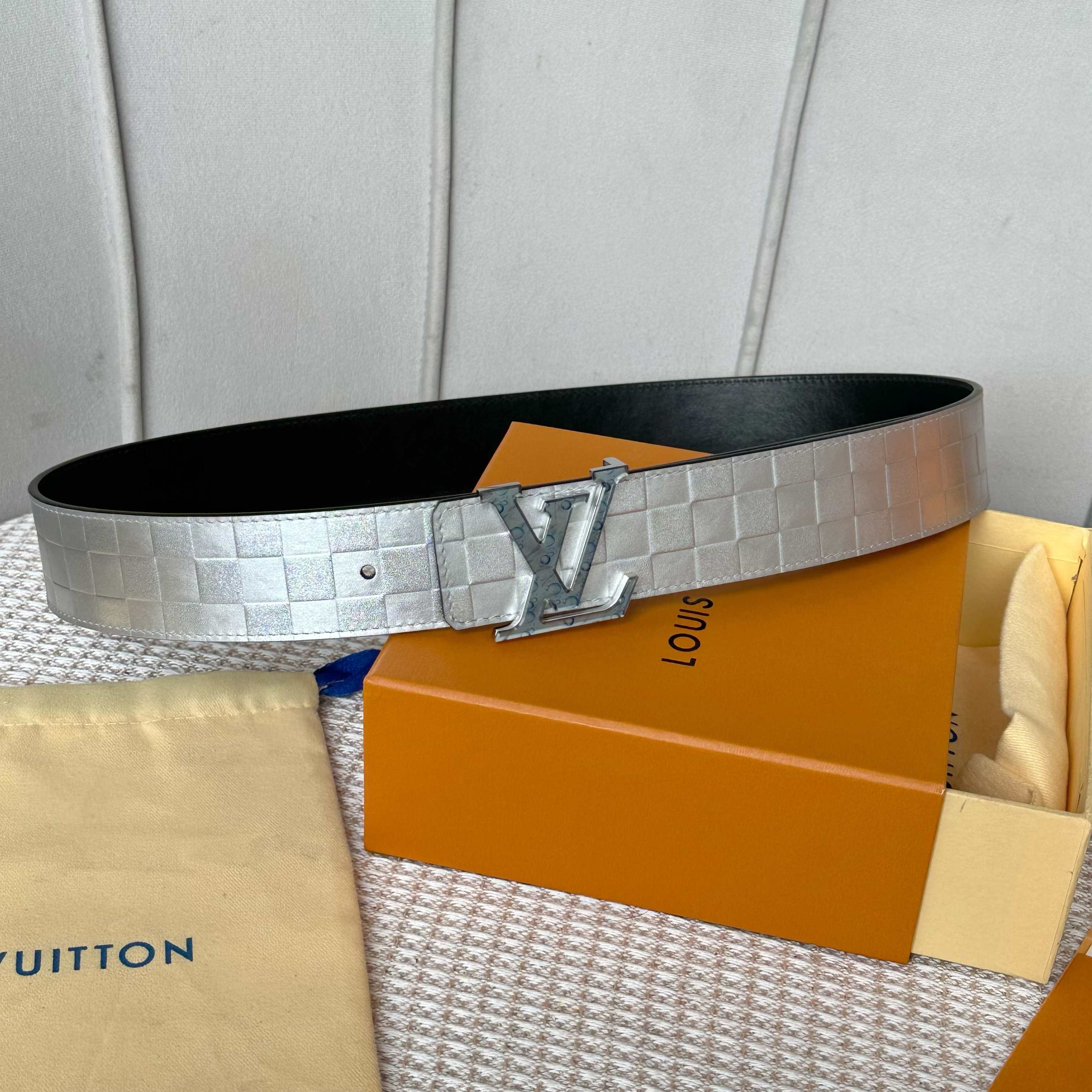 
     L0UIS VUITT0N 今季新品 男士原單腰帶 寬度40毫米 雙面進口頭層小牛皮壓花品牌