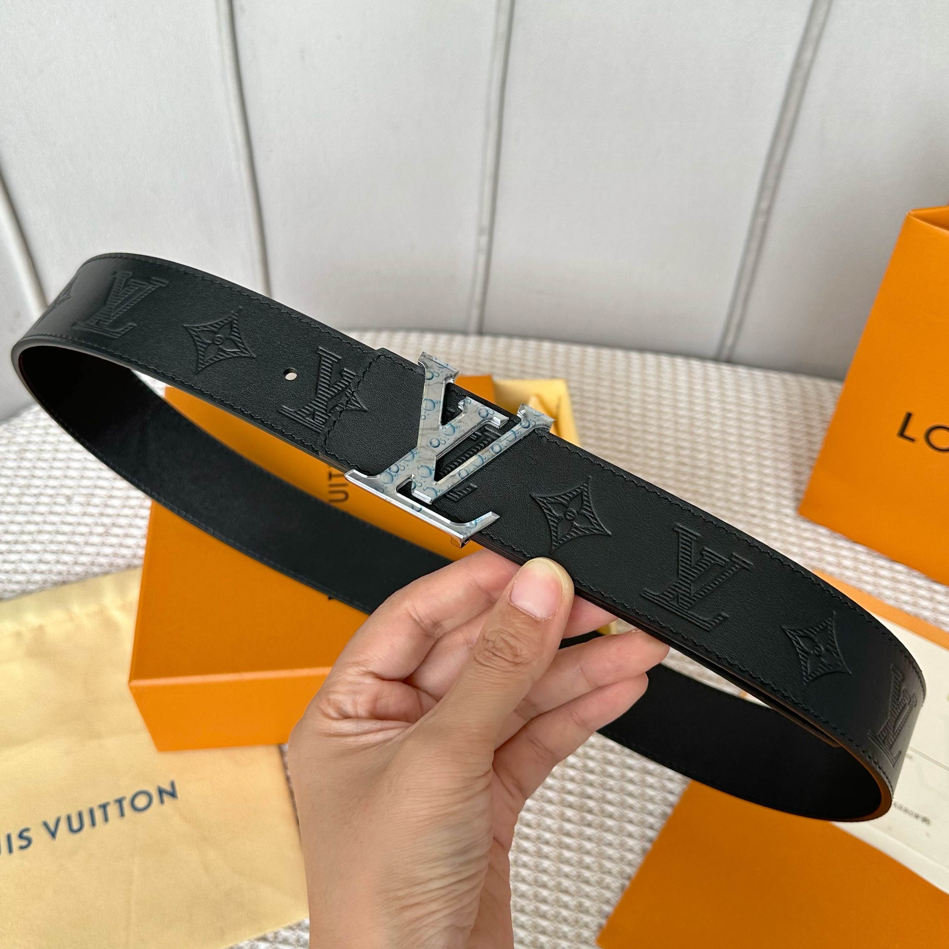 
     L0UIS VUITT0N 今季新品 男士原單腰帶 寬度40毫米 雙面進口頭層小牛皮壓花品牌