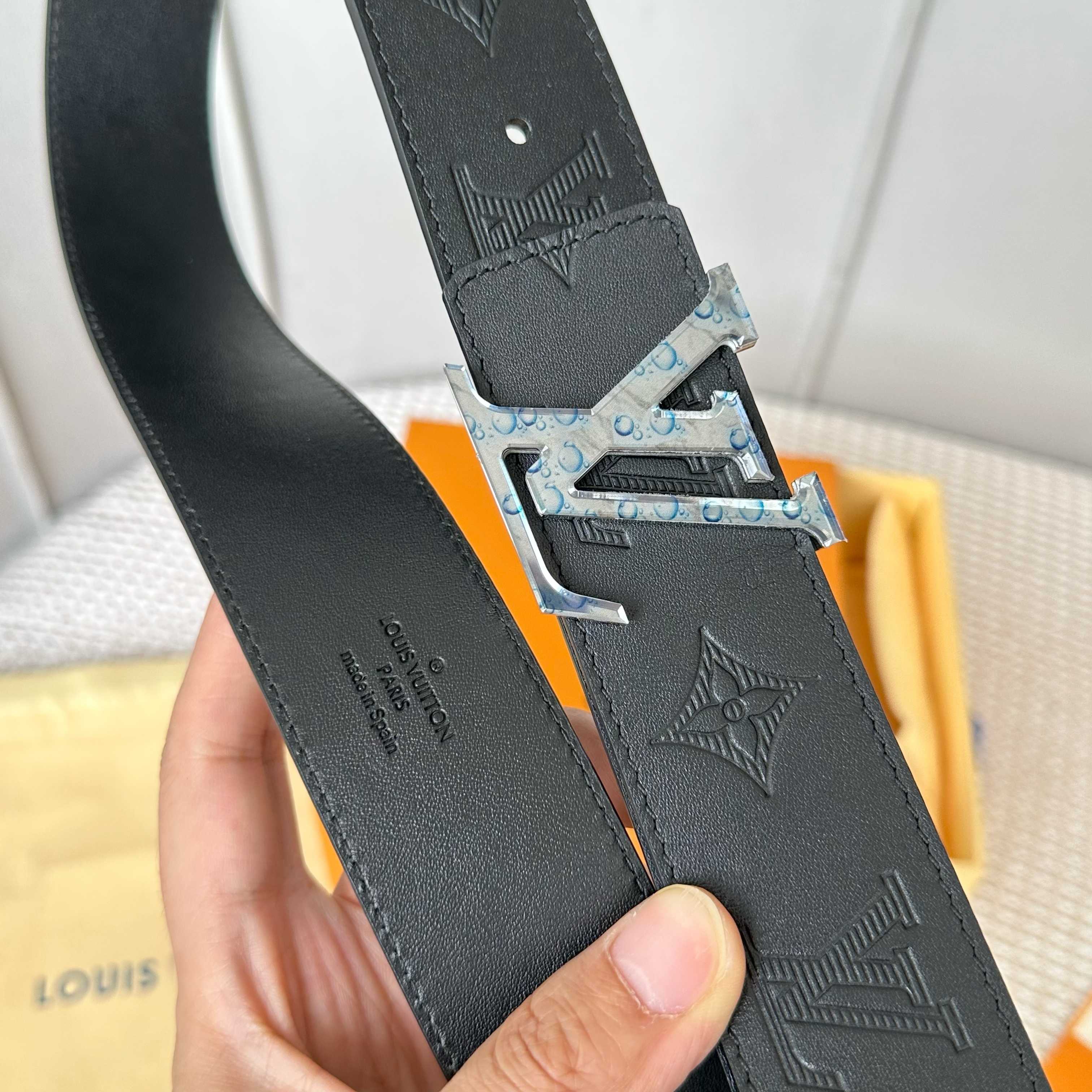 
     L0UIS VUITT0N 今季新品 男士原單腰帶 寬度40毫米 雙面進口頭層小牛皮壓花品牌