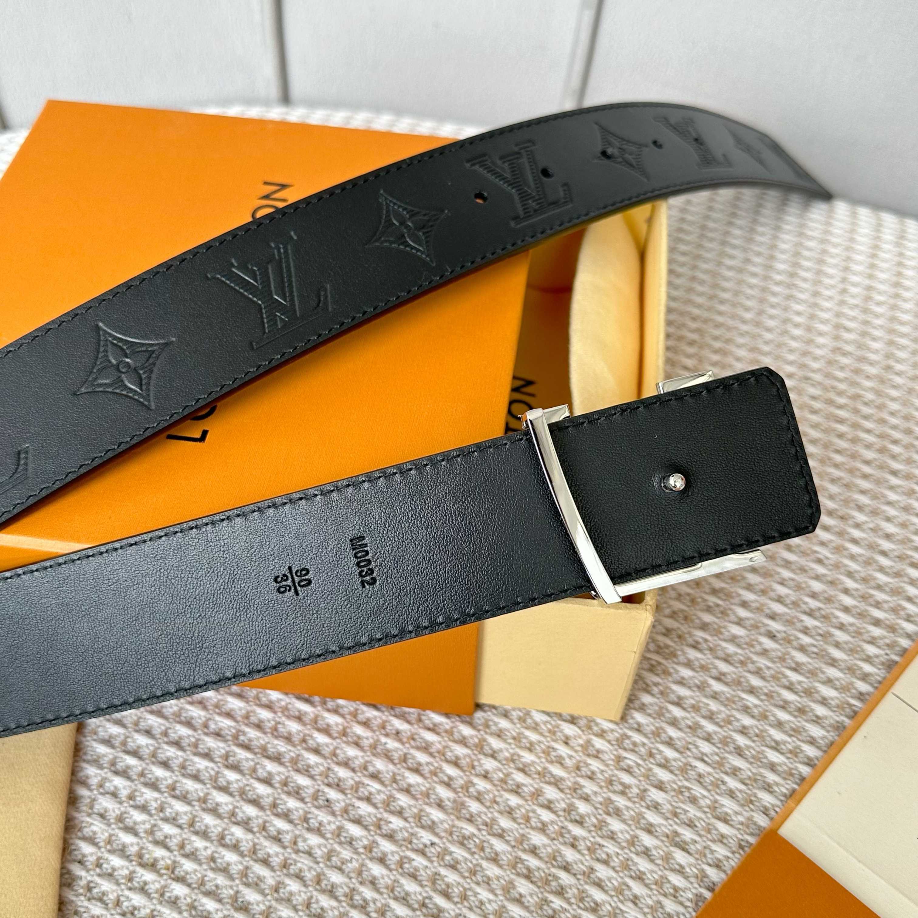
     L0UIS VUITT0N 今季新品 男士原單腰帶 寬度40毫米 雙面進口頭層小牛皮壓花品牌