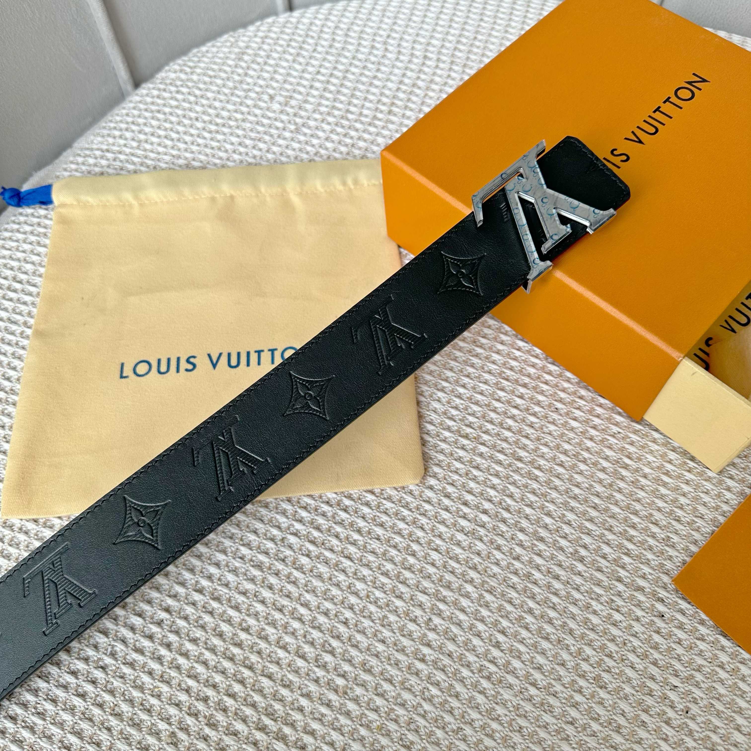
     L0UIS VUITT0N 今季新品 男士原單腰帶 寬度40毫米 雙面進口頭層小牛皮壓花品牌