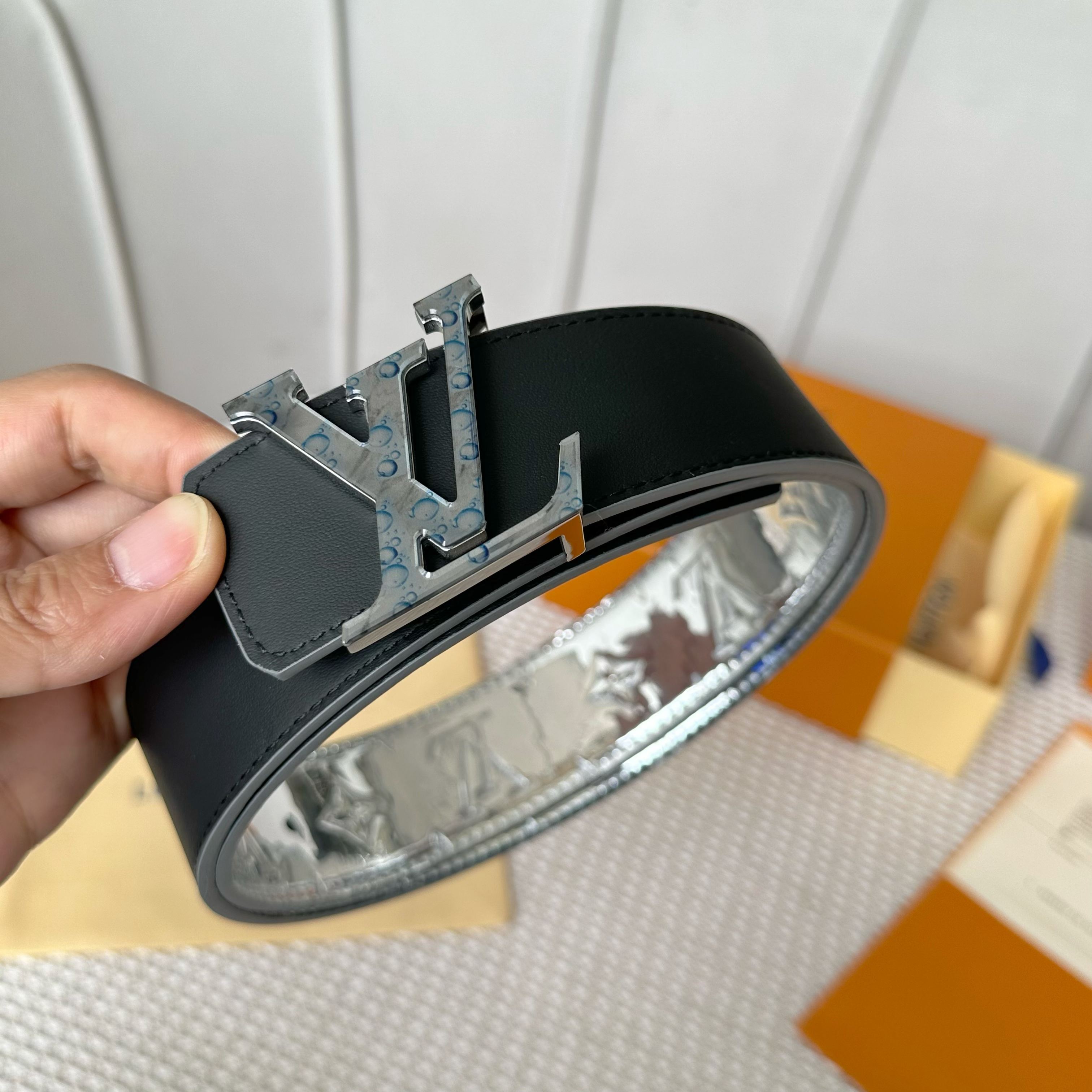 
     L0UIS VUITT0N 今季新品 男士原單腰帶 寬度40毫米 雙面進口頭層小牛皮壓花品牌