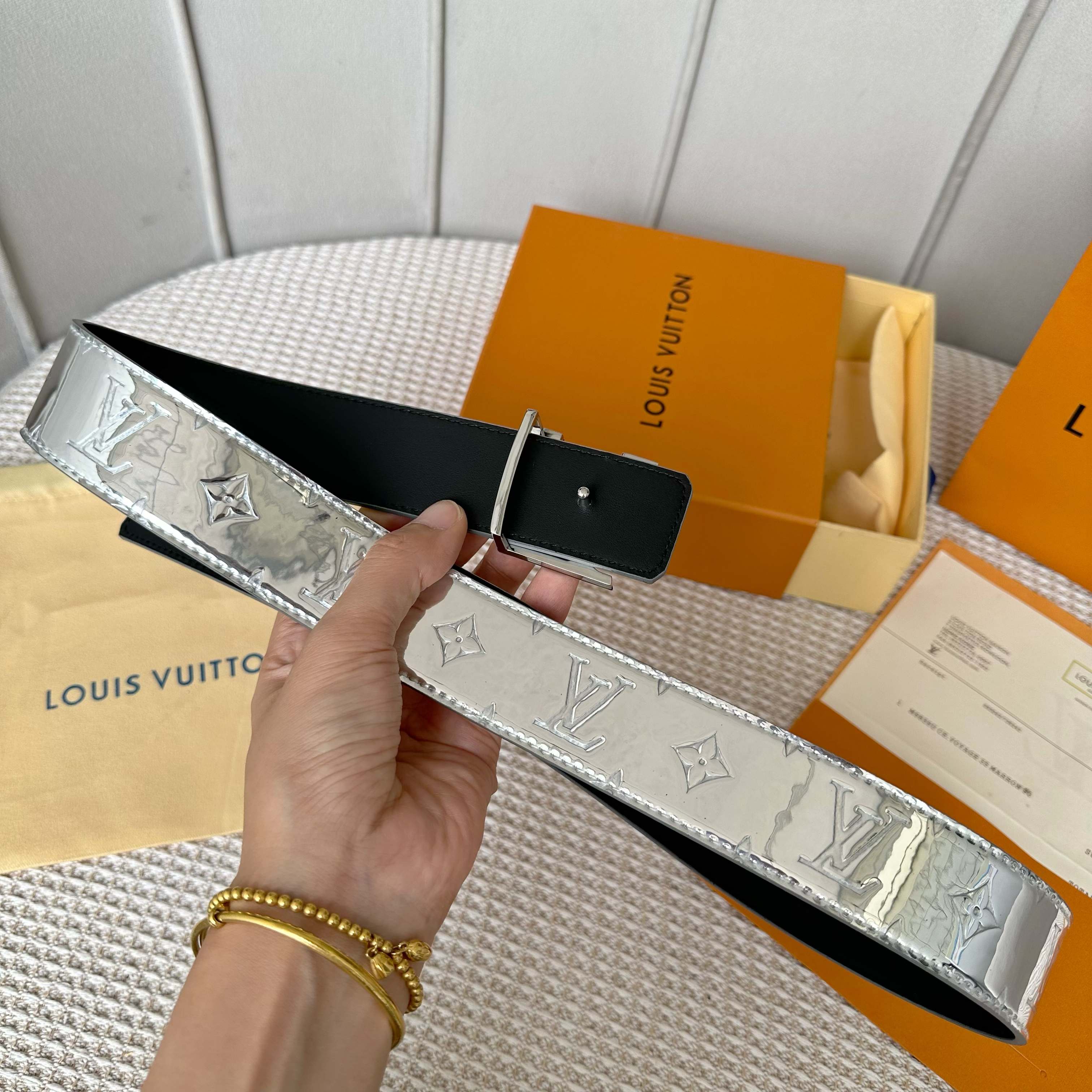 
     L0UIS VUITT0N 今季新品 男士原單腰帶 寬度40毫米 雙面進口頭層小牛皮壓花品牌