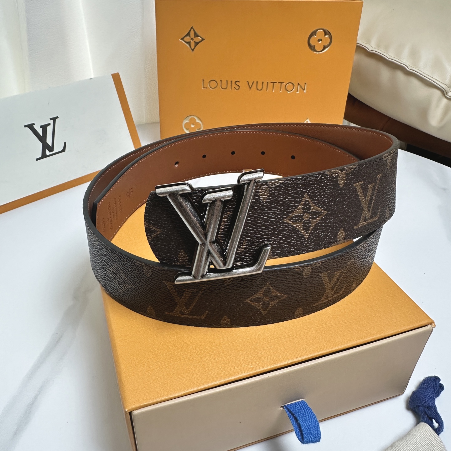 L0UIS VUITT0N 專櫃最新升級版本 寬度40毫米 精湛工藝定制帆布面料襯托進口小牛皮針紋底 半