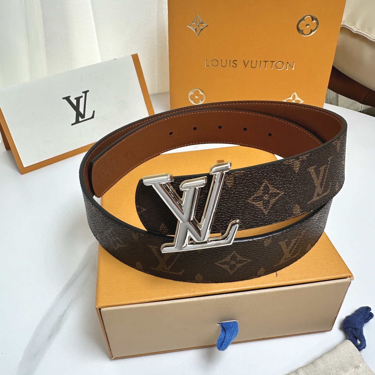 L0UIS VUITT0N 專櫃最新升級版本 寬度40毫米 精湛工藝定制帆布面料襯托進口小牛皮針紋底 半