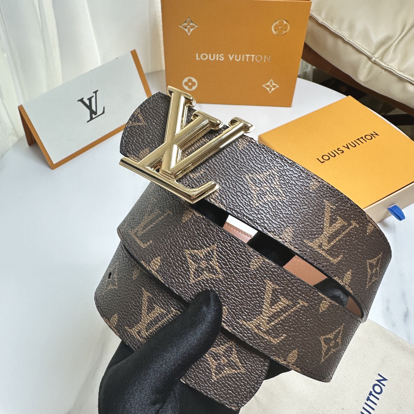 L0UIS VUITT0N 專櫃最新升級版本 寬度40毫米 精湛工藝定制帆布面料襯托進口小牛皮針紋底 半