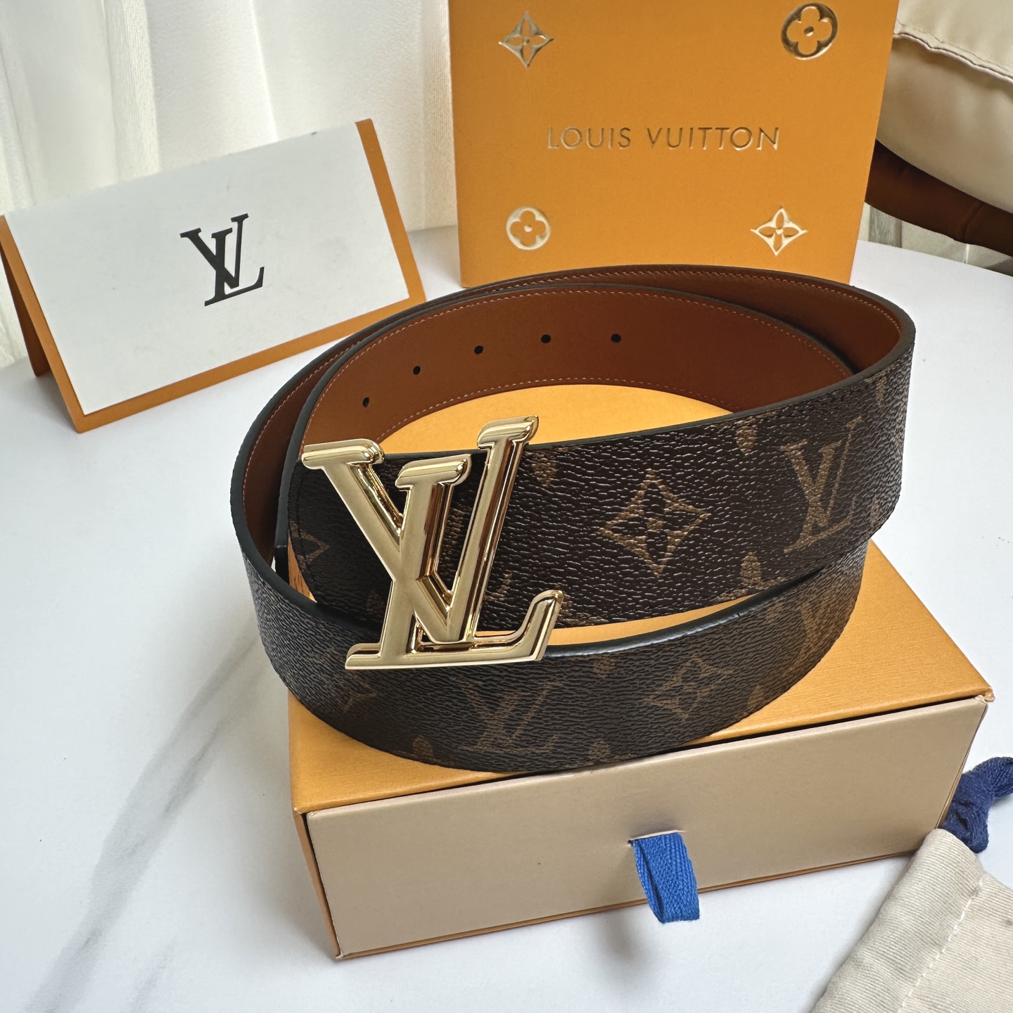 NO:882758,Original order L0UIS VUITT0N The latest upgraded version of the counter, width 40 mm, exquisite craftsmanship, customized canvas fabric to set off the imported calfskin needle pattern bottom, semi-circle head and semi-circle tail design, with new stainless steel letter buckle, classic and versatile style! ,belt,cowhide19860909原单 L0UIS VUITT0N 專櫃最新升級版本 寬度40毫米 精湛工藝定制帆布面料襯托進口小牛皮針紋底 半圓頭半圓尾設計 搭配全新精鋼字母搭扣經典百搭款！,皮带,cowhide,Belt