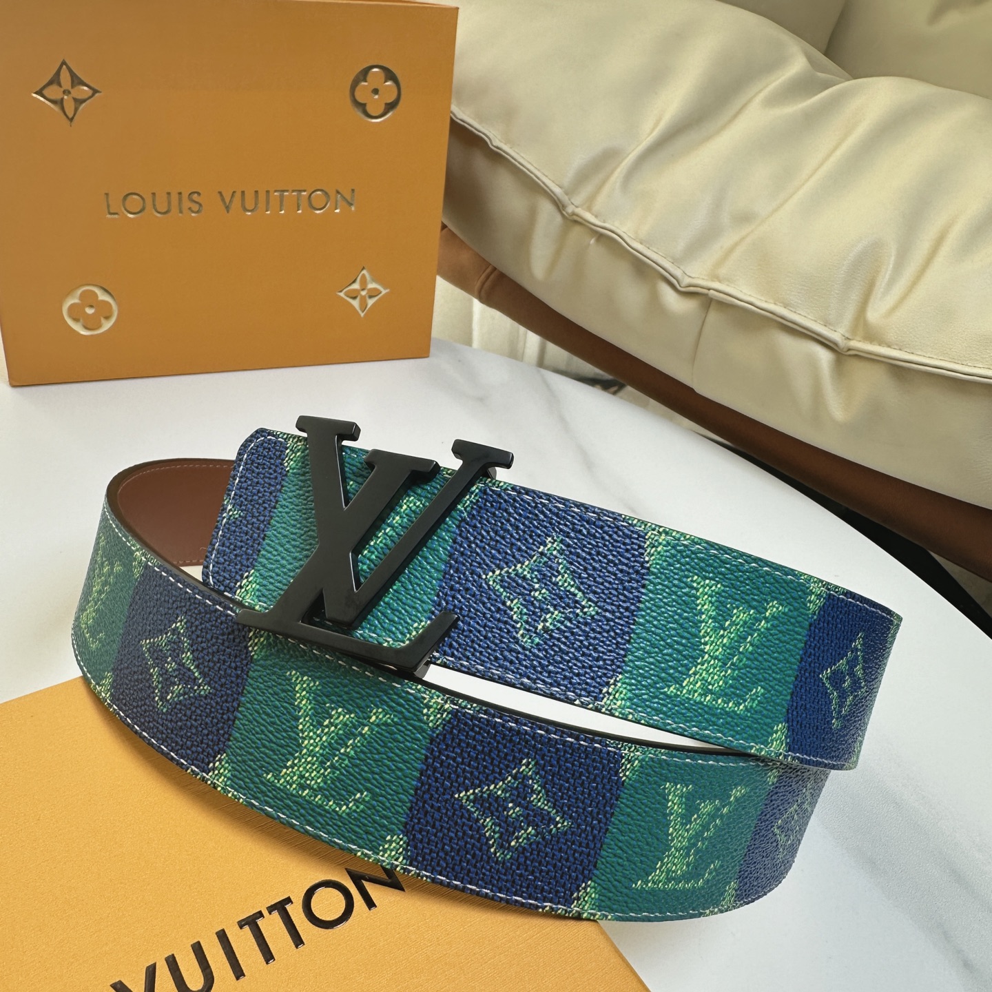 P：135（原版包裝➕1.0）
      L0UIS VUITT0N 專櫃最新升級版本 寬度40毫米 全新訂製帆布搭配最新進口原廠皮底 配置经典字母搭扣 經典百搭款！