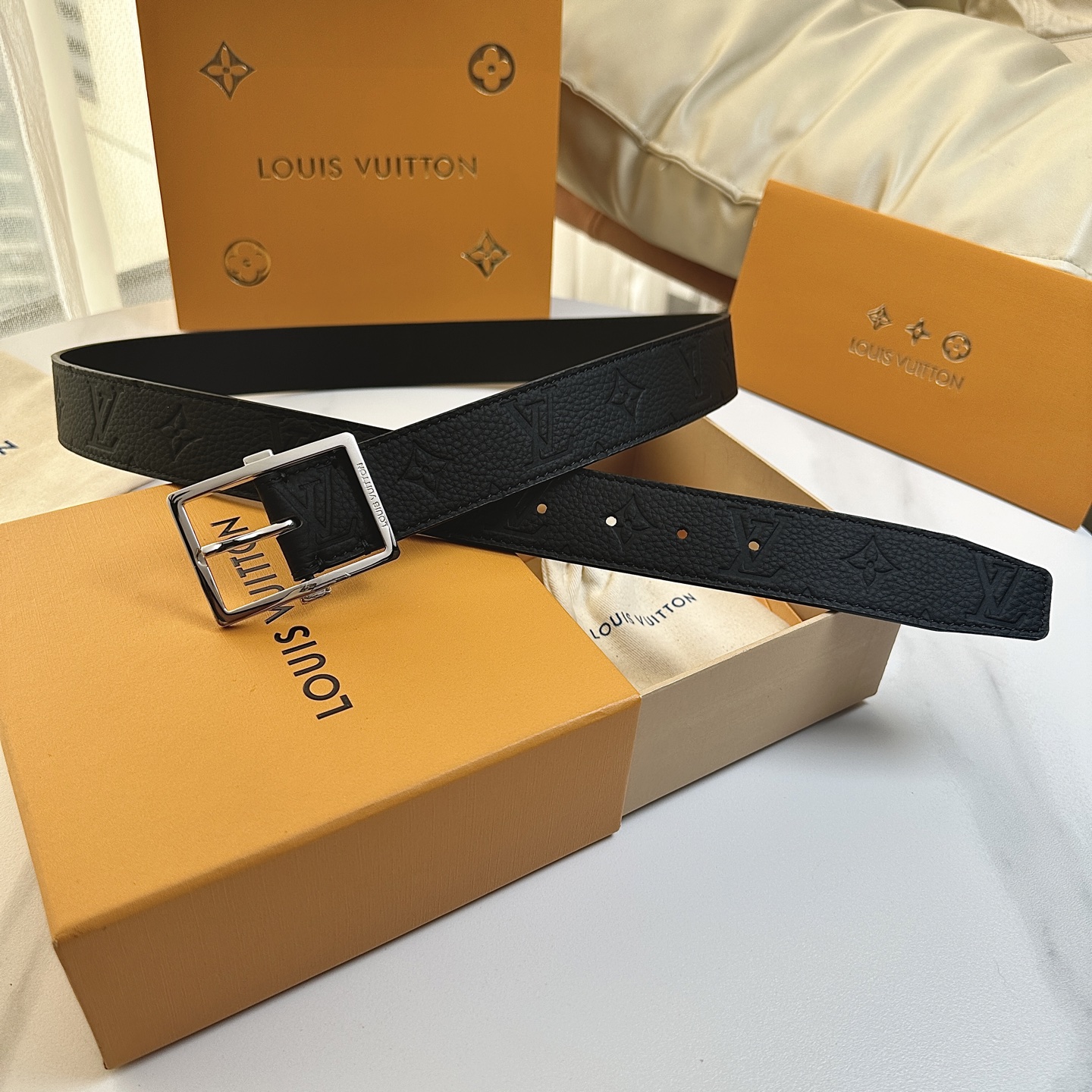 P145【原版包裝➕1.0】
       L0UIS VUITT0N 今季新品 驢家男士原單腰帶 寬度35毫米 定制進口雙面頭層荔枝紋小牛皮壓花 搭配全新開模針扣  經久耐用 百搭款