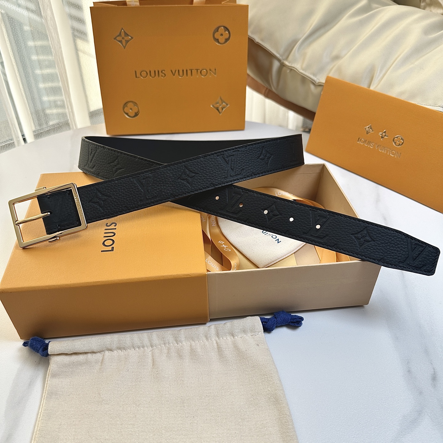 P145【原版包裝➕1.0】
       L0UIS VUITT0N 今季新品 驢家男士原單腰帶 寬度35毫米 定制進口雙面頭層荔枝紋小牛皮壓花 搭配全新開模針扣  經久耐用 百搭款