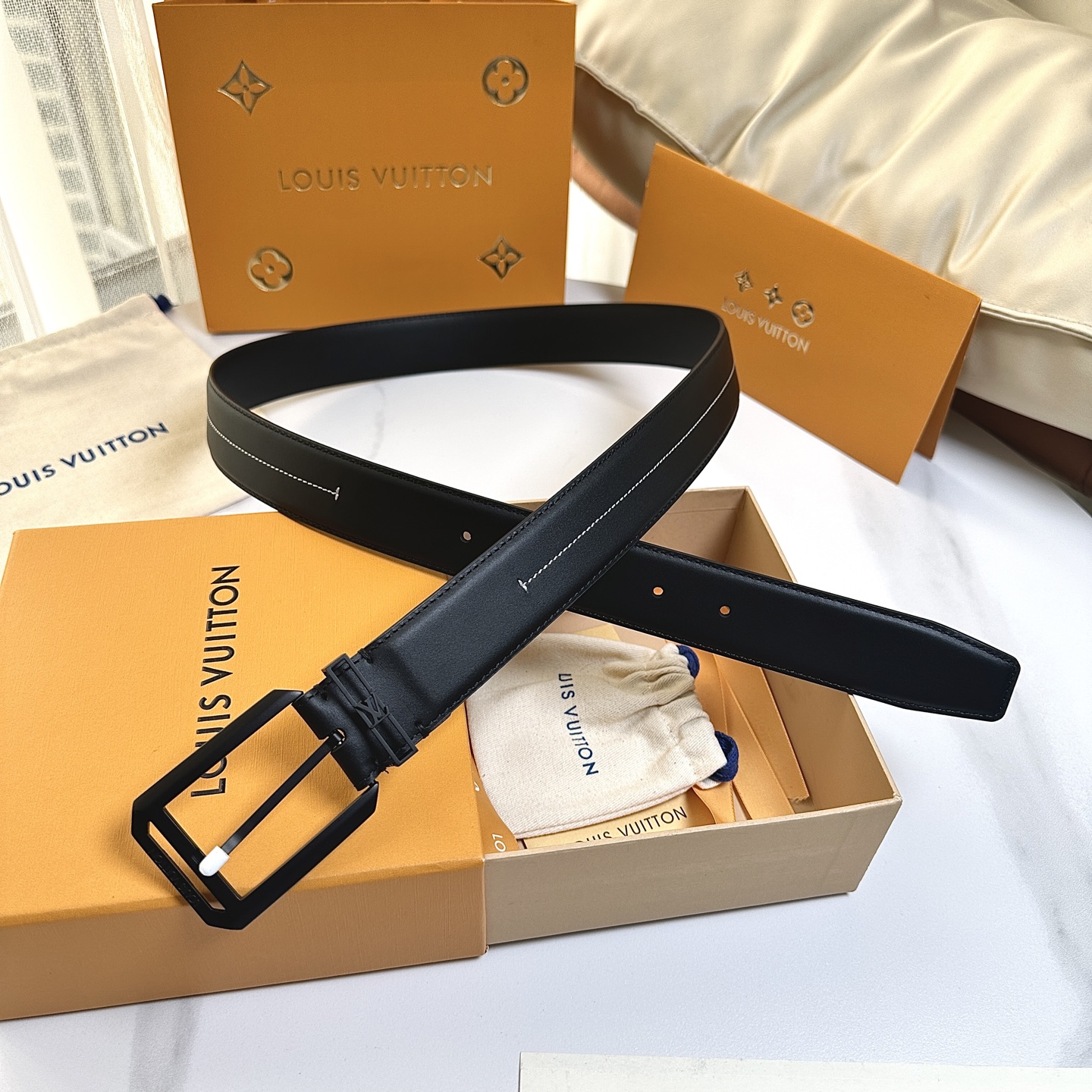 P：150[原版包裝➕1.0】
       L0UIS VUITT0N 今季新品 原單腰帶 寬度35毫米 雙面進口小牛皮 尾部獨特的尾巴五金設計 帶身機車縫白色線 線條流暢工整 與黑色皮革形成鮮明對比 彰顯細節和工藝的極致追求 低調百搭款