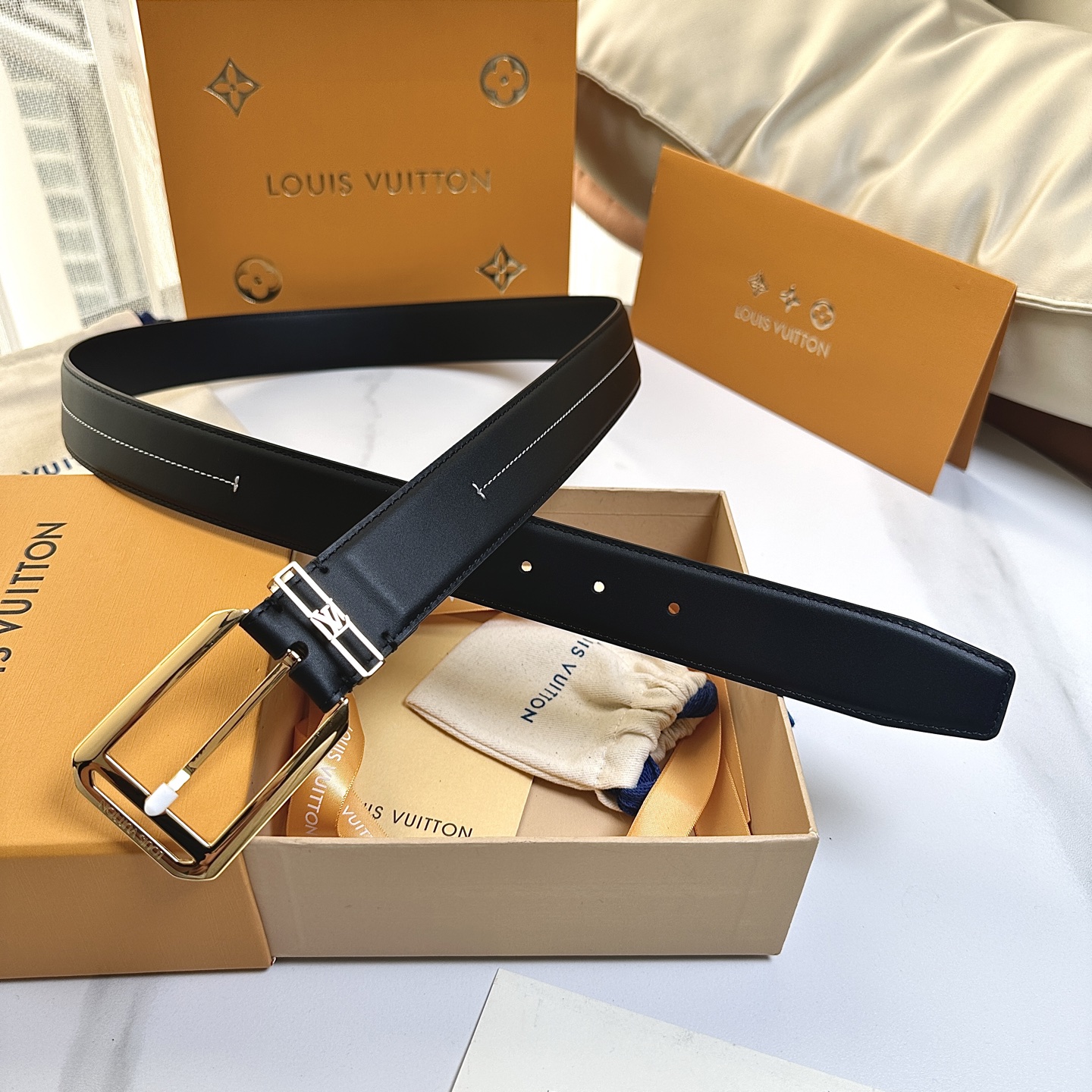 P：150[原版包裝➕1.0】
       L0UIS VUITT0N 今季新品 原單腰帶 寬度35毫米 雙面進口小牛皮 尾部獨特的尾巴五金設計 帶身機車縫白色線 線條流暢工整 與黑色皮革形成鮮明對比 彰顯細節和工藝的極致追求 低調百搭款