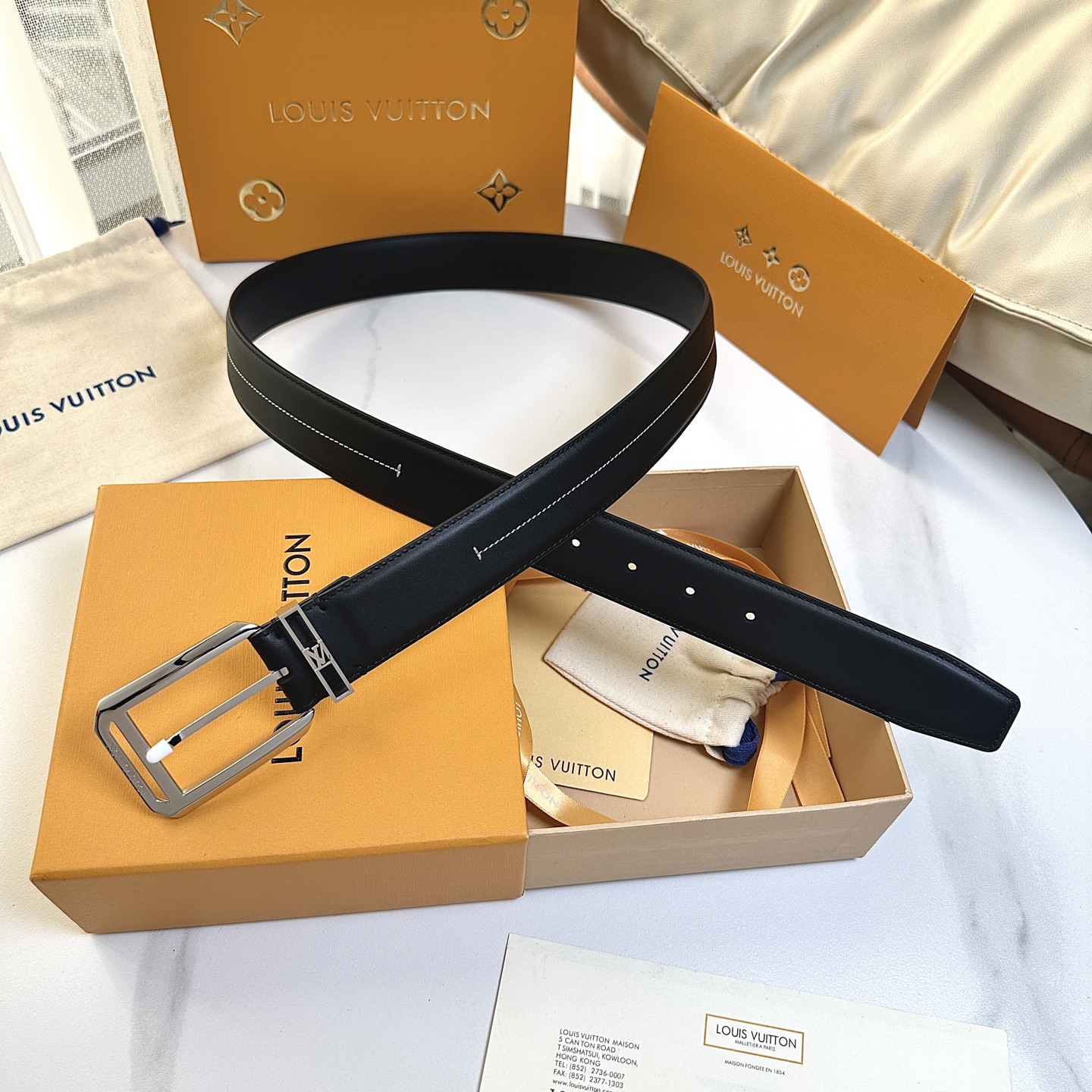 P：150[原版包裝➕1.0】
       L0UIS VUITT0N 今季新品 原單腰帶 寬度35毫米 雙面進口小牛皮 尾部獨特的尾巴五金設計 帶身機車縫白色線 線條流暢工整 與黑色皮革形成鮮明對比 彰顯細節和工藝的極致追求 低調百搭款