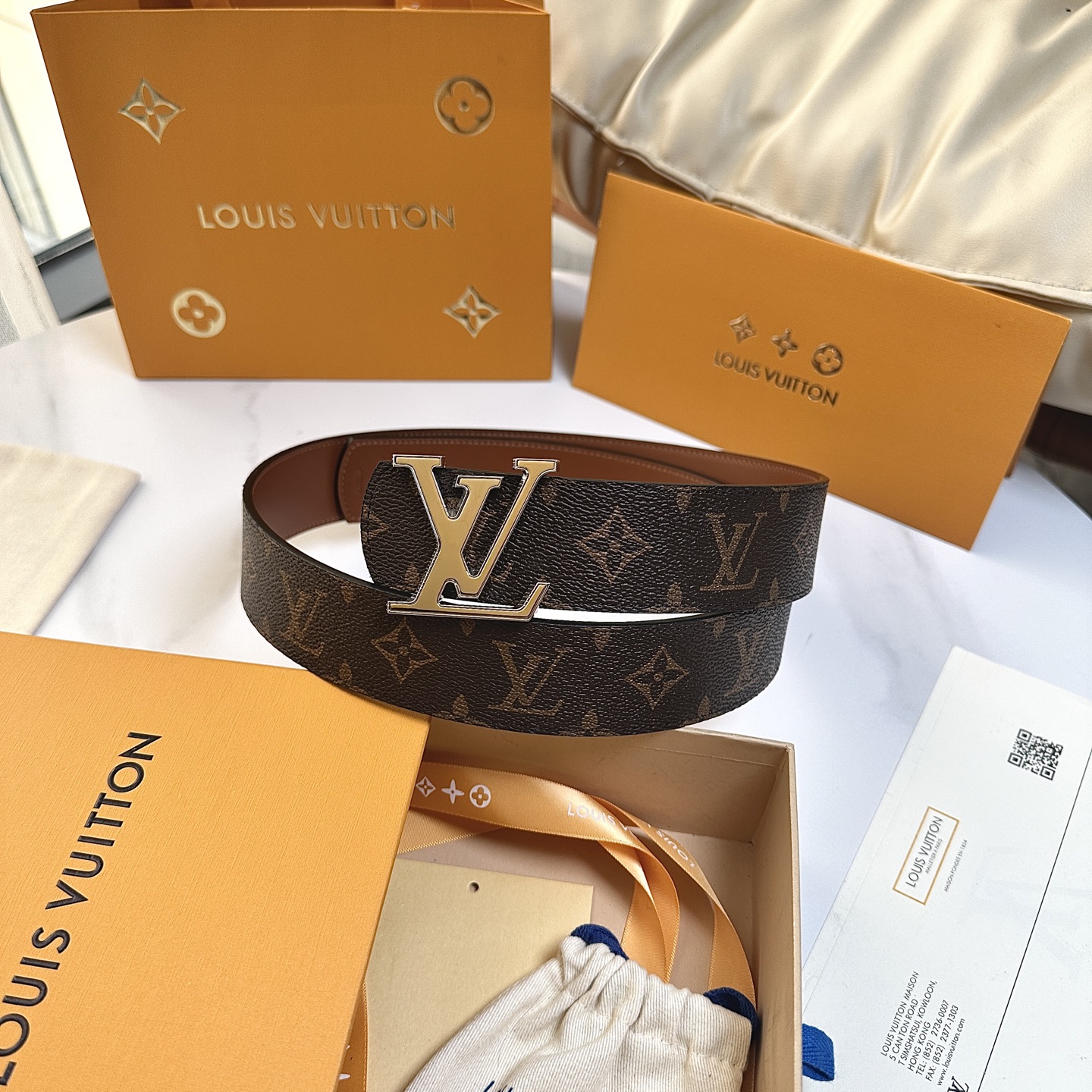 P：145【原版包裝➕1.0】
         L0UIS VUITT0N 專櫃最新升級版本 寬度40毫米 精湛工藝定制帆布面料襯托進口小牛皮針紋底 半圓頭半圓尾設計 搭配全新精鋼字母搭扣   經典百搭款！