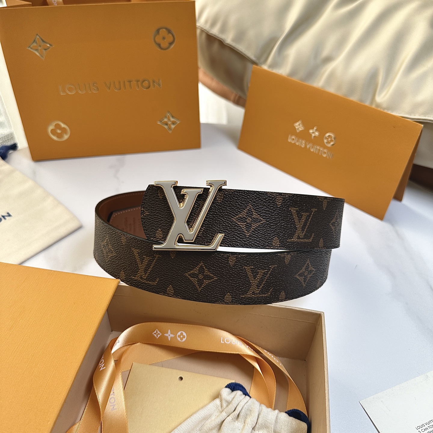 P：145【原版包裝➕1.0】
         L0UIS VUITT0N 專櫃最新升級版本 寬度40毫米 精湛工藝定制帆布面料襯托進口小牛皮針紋底 半圓頭半圓尾設計 搭配全新精鋼字母搭扣   經典百搭款！