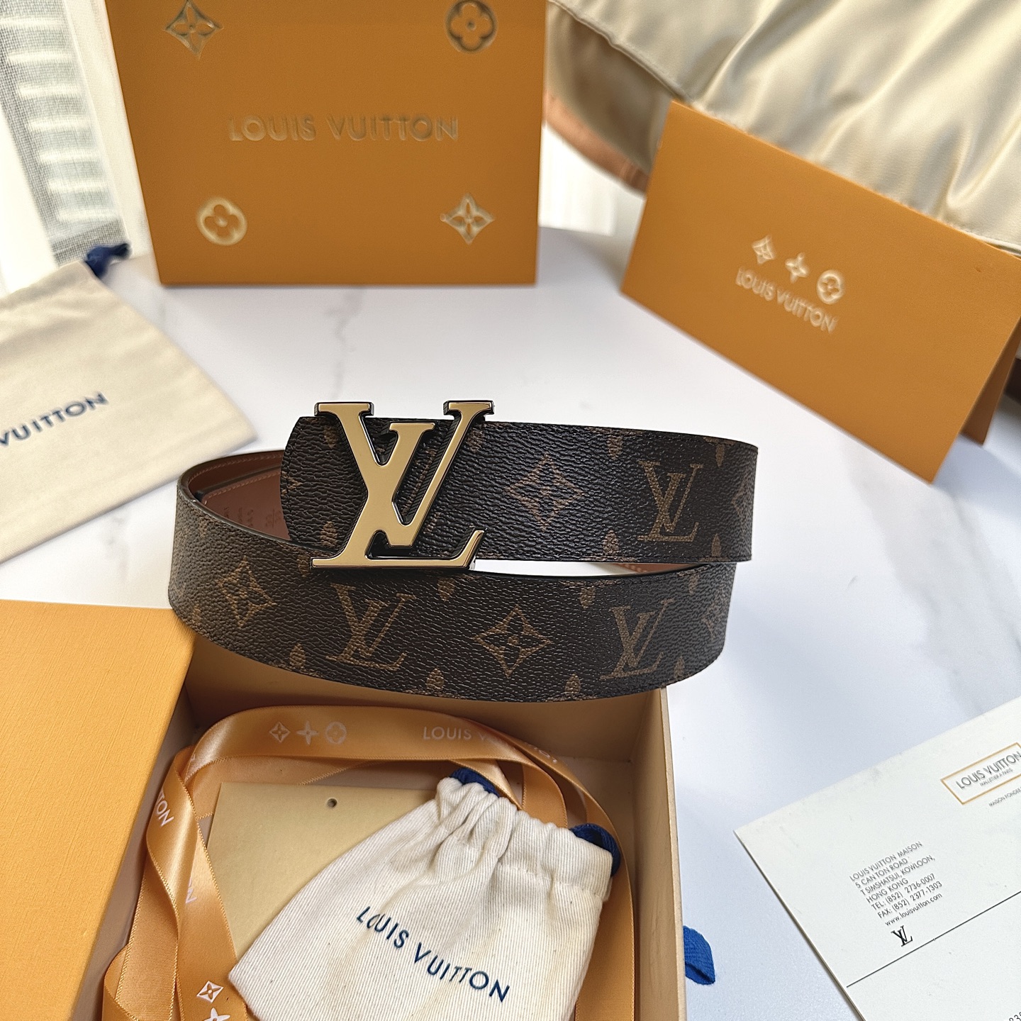 P：145【原版包裝➕1.0】
         L0UIS VUITT0N 專櫃最新升級版本 寬度40毫米 精湛工藝定制帆布面料襯托進口小牛皮針紋底 半圓頭半圓尾設計 搭配全新精鋼字母搭扣   經典百搭款！