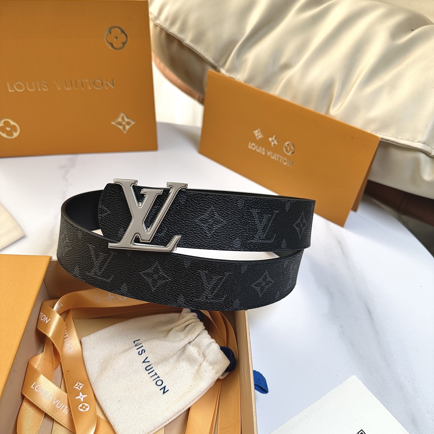 P：145【原版包裝➕1.0】
         L0UIS VUITT0N 專櫃最新升級版本 寬度40毫米 精湛工藝定制帆布面料襯托進口小牛皮針紋底 半圓頭半圓尾設計 搭配全新精鋼字母搭扣   經典百搭款！