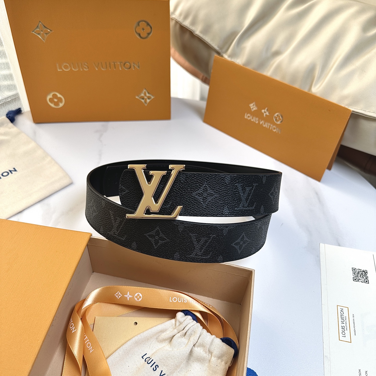 P：145【原版包裝➕1.0】
         L0UIS VUITT0N 專櫃最新升級版本 寬度40毫米 精湛工藝定制帆布面料襯托進口小牛皮針紋底 半圓頭半圓尾設計 搭配全新精鋼字母搭扣   經典百搭款！