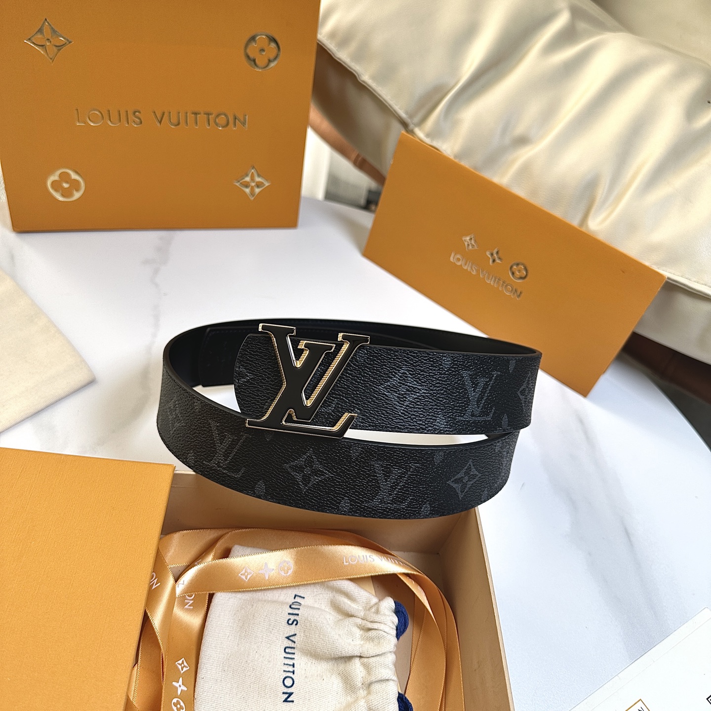 P：145【原版包裝➕1.0】
         L0UIS VUITT0N 專櫃最新升級版本 寬度40毫米 精湛工藝定制帆布面料襯托進口小牛皮針紋底 半圓頭半圓尾設計 搭配全新精鋼字母搭扣   經典百搭款！