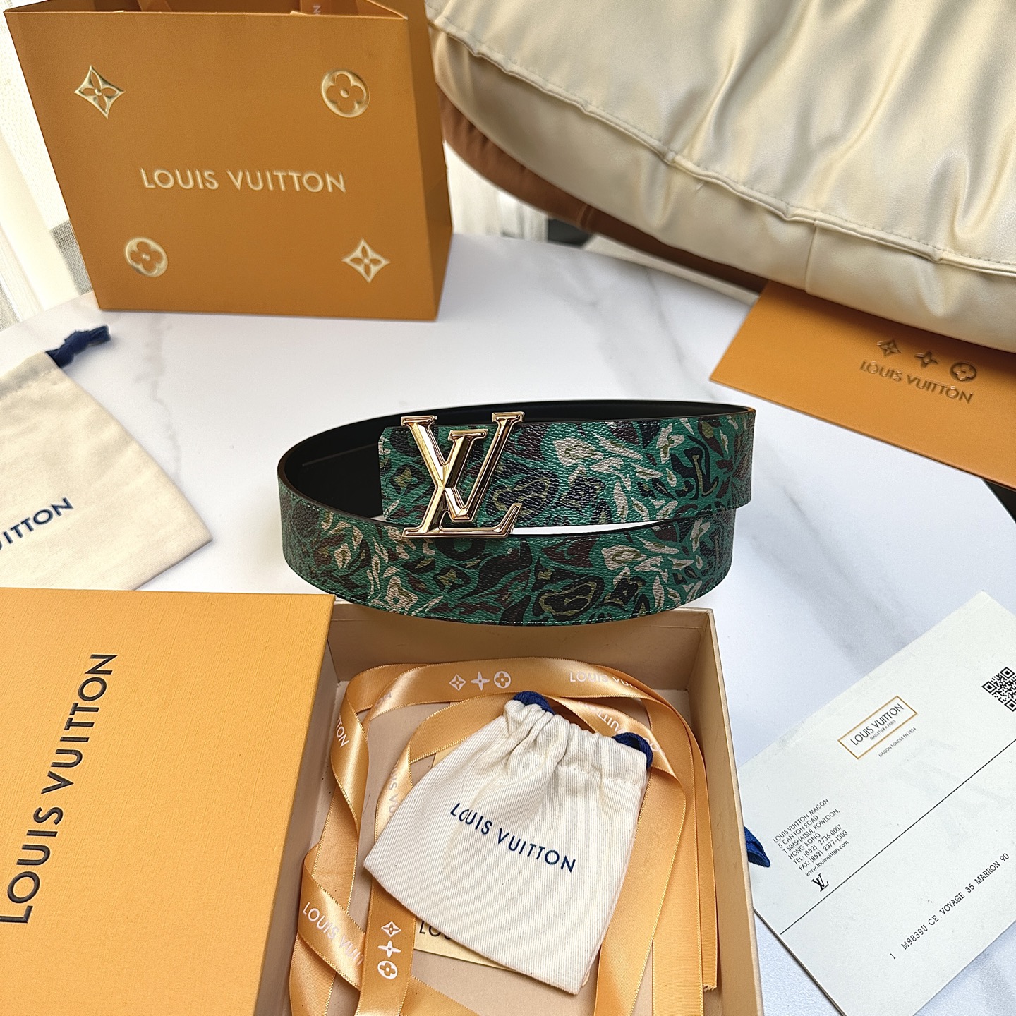 P：145（原版包裝➕1.0）
      L0UIS VUITT0N 專櫃最新升級版本 寬度40毫米 全新訂制帆布搭配最新進口原廠皮底 配置新款字母搭扣 經典百搭款！