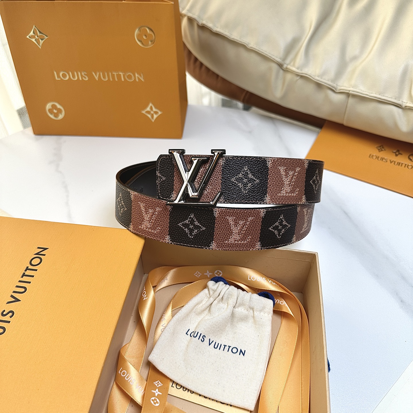 P：145（原版包裝➕1.0）
      L0UIS VUITT0N 專櫃最新升級版本 寬度40毫米 全新訂制帆布搭配最新進口原廠皮底 配置新款字母搭扣 經典百搭款！