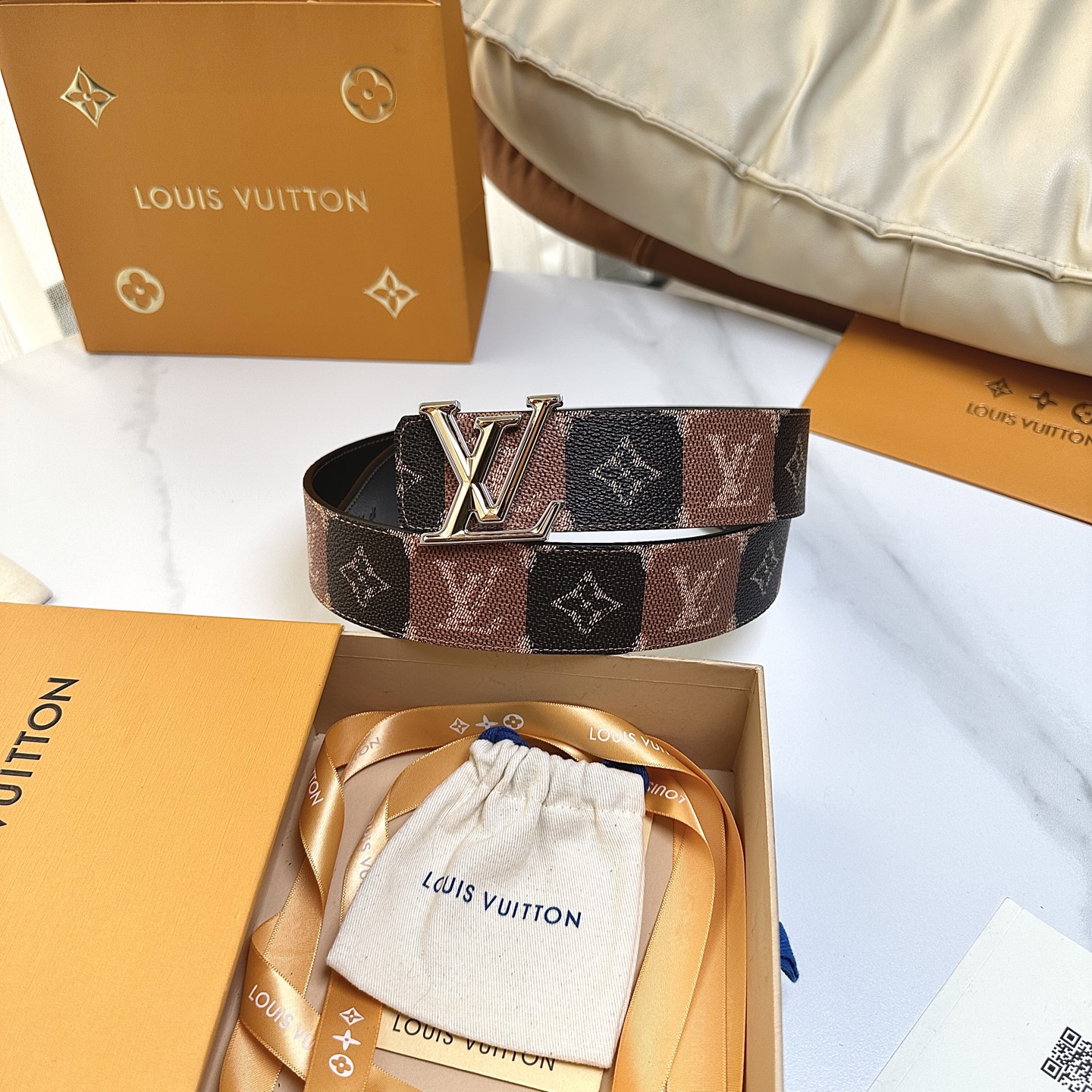 P：145（原版包裝➕1.0）
      L0UIS VUITT0N 專櫃最新升級版本 寬度40毫米 全新訂制帆布搭配最新進口原廠皮底 配置新款字母搭扣 經典百搭款！