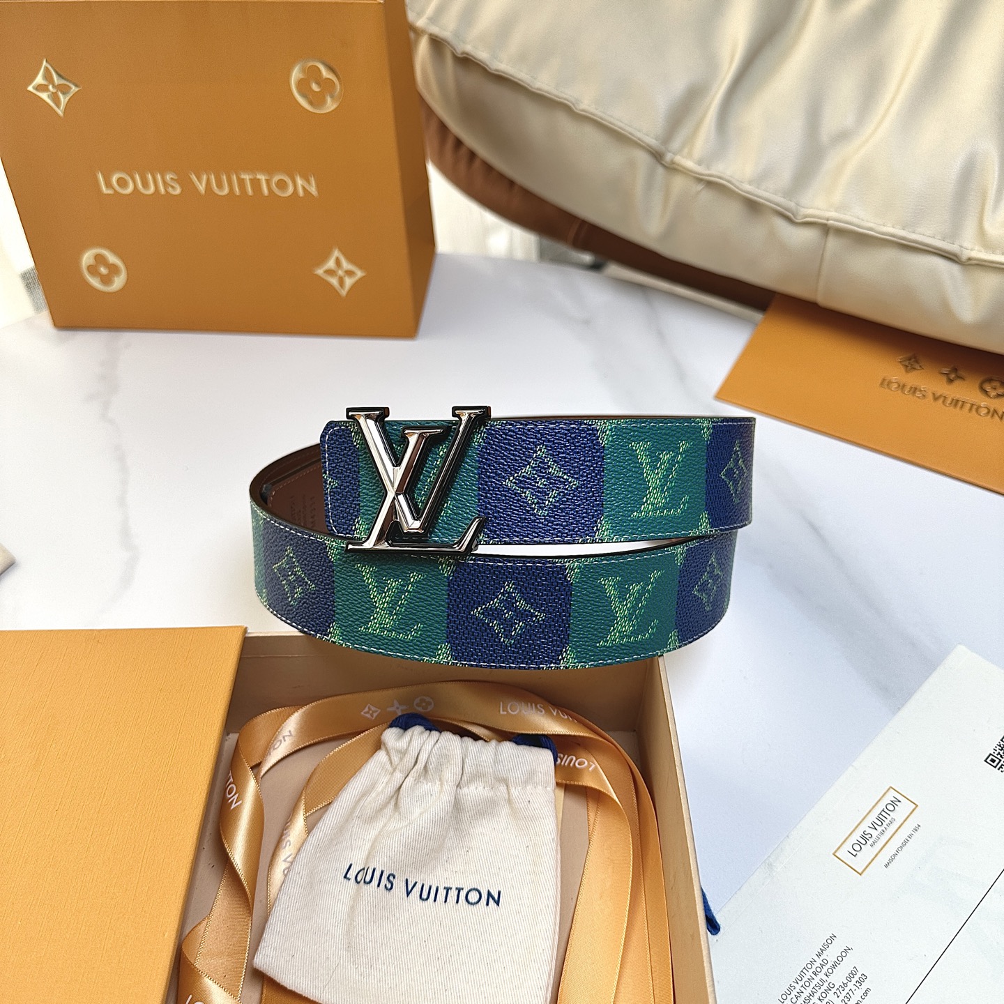 P：145（原版包裝➕1.0）
      L0UIS VUITT0N 專櫃最新升級版本 寬度40毫米 全新訂制帆布搭配最新進口原廠皮底 配置新款字母搭扣 經典百搭款！