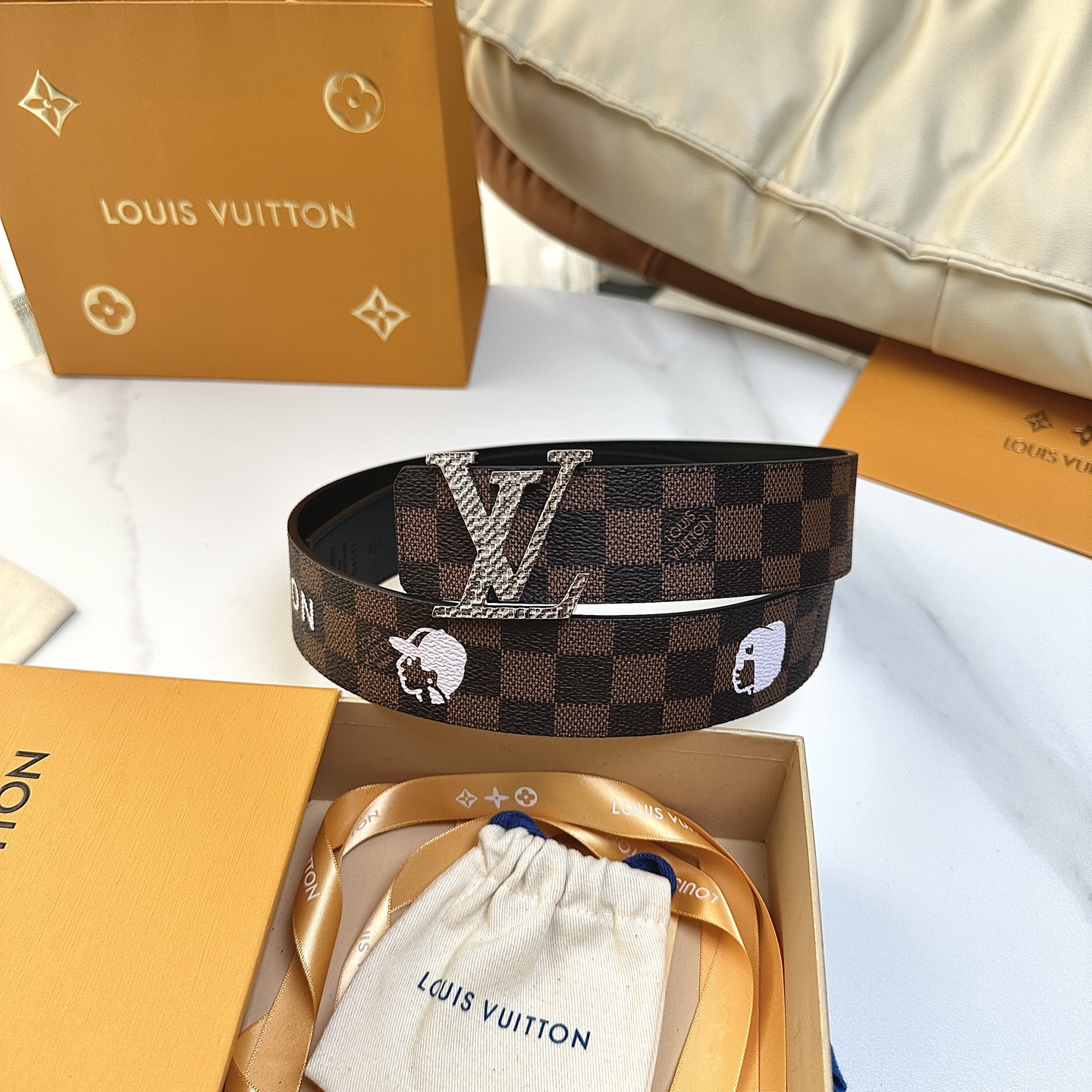 P：140（原版包裝➕1.0）
      L0UIS VUITT0N 專櫃最新升級版本 寬度40毫米 全新訂制帆布搭配最新進口原廠皮底 配置新款字母搭扣 經典百搭款！