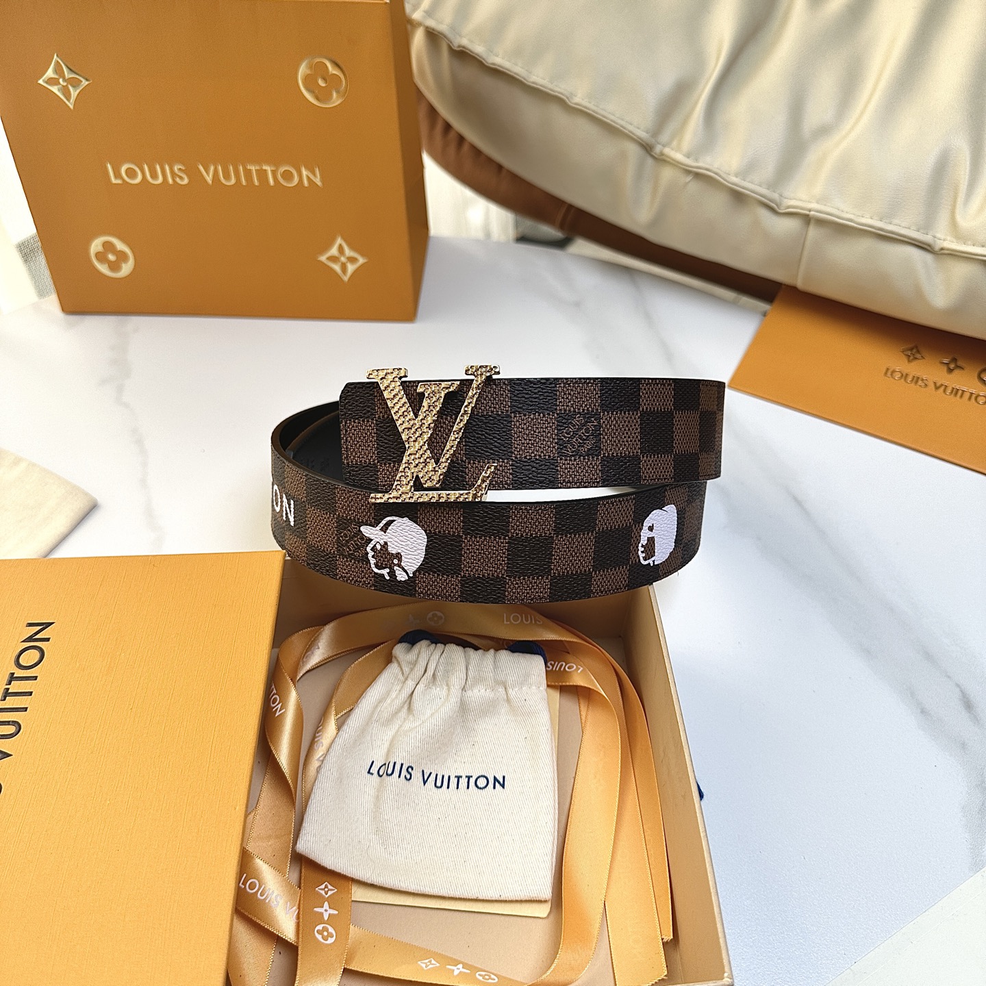 P：140（原版包裝➕1.0）
      L0UIS VUITT0N 專櫃最新升級版本 寬度40毫米 全新訂制帆布搭配最新進口原廠皮底 配置新款字母搭扣 經典百搭款！