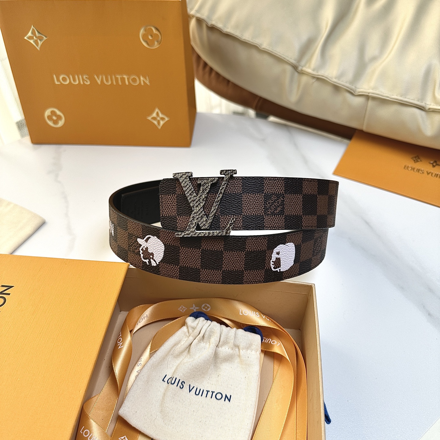 P：140（原版包裝➕1.0）
      L0UIS VUITT0N 專櫃最新升級版本 寬度40毫米 全新訂制帆布搭配最新進口原廠皮底 配置新款字母搭扣 經典百搭款！