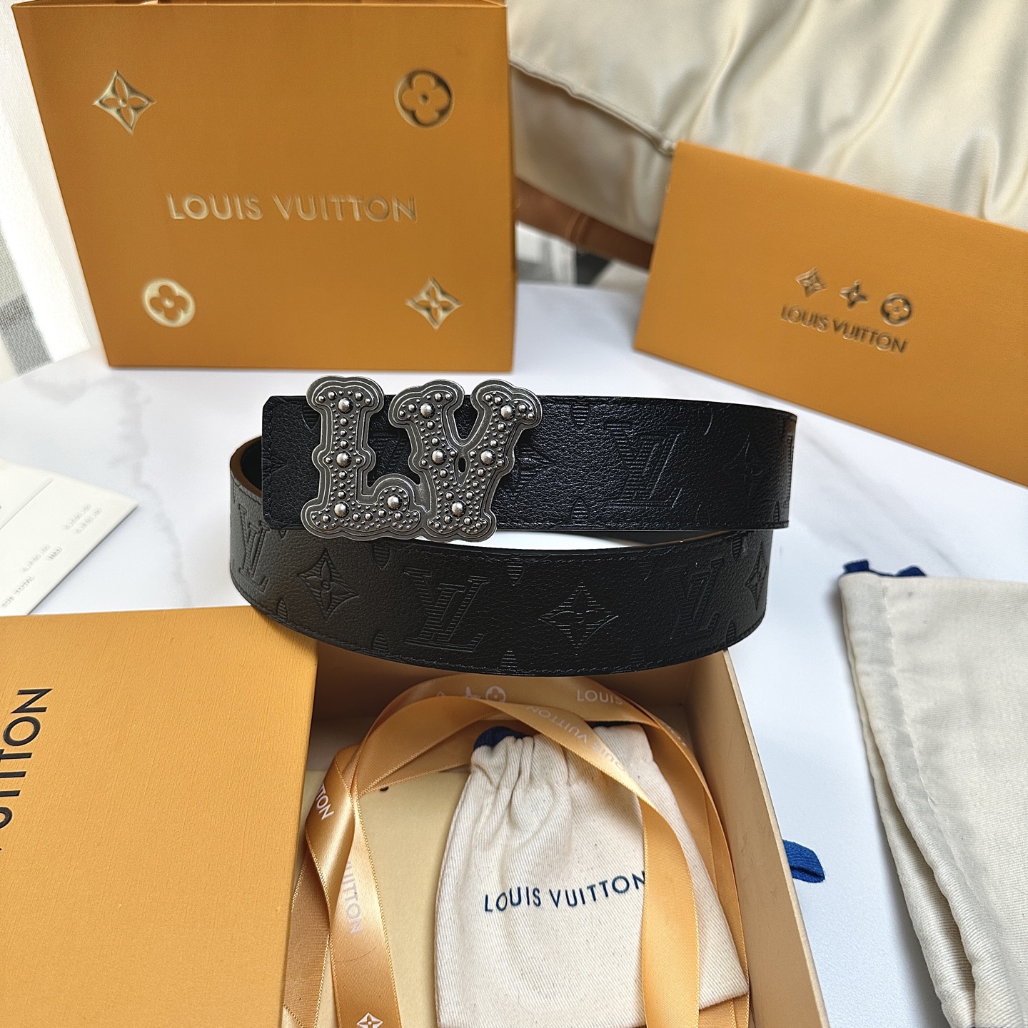 P：150[原版包裝➕1.0】
     L0UIS VUITT0N 今季新品 男士原單腰帶 寬度40毫米 雙面進口頭層小牛皮絲印圖案logo設計 搭配最新設計五金 可雙面佩戴 適合沈穩低調的男士使用