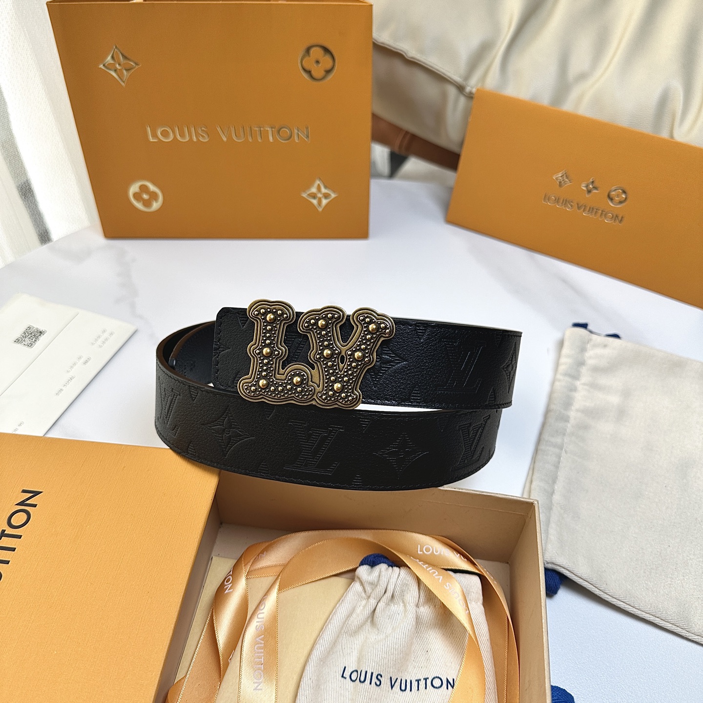 P：150[原版包裝➕1.0】
     L0UIS VUITT0N 今季新品 男士原單腰帶 寬度40毫米 雙面進口頭層小牛皮絲印圖案logo設計 搭配最新設計五金 可雙面佩戴 適合沈穩低調的男士使用