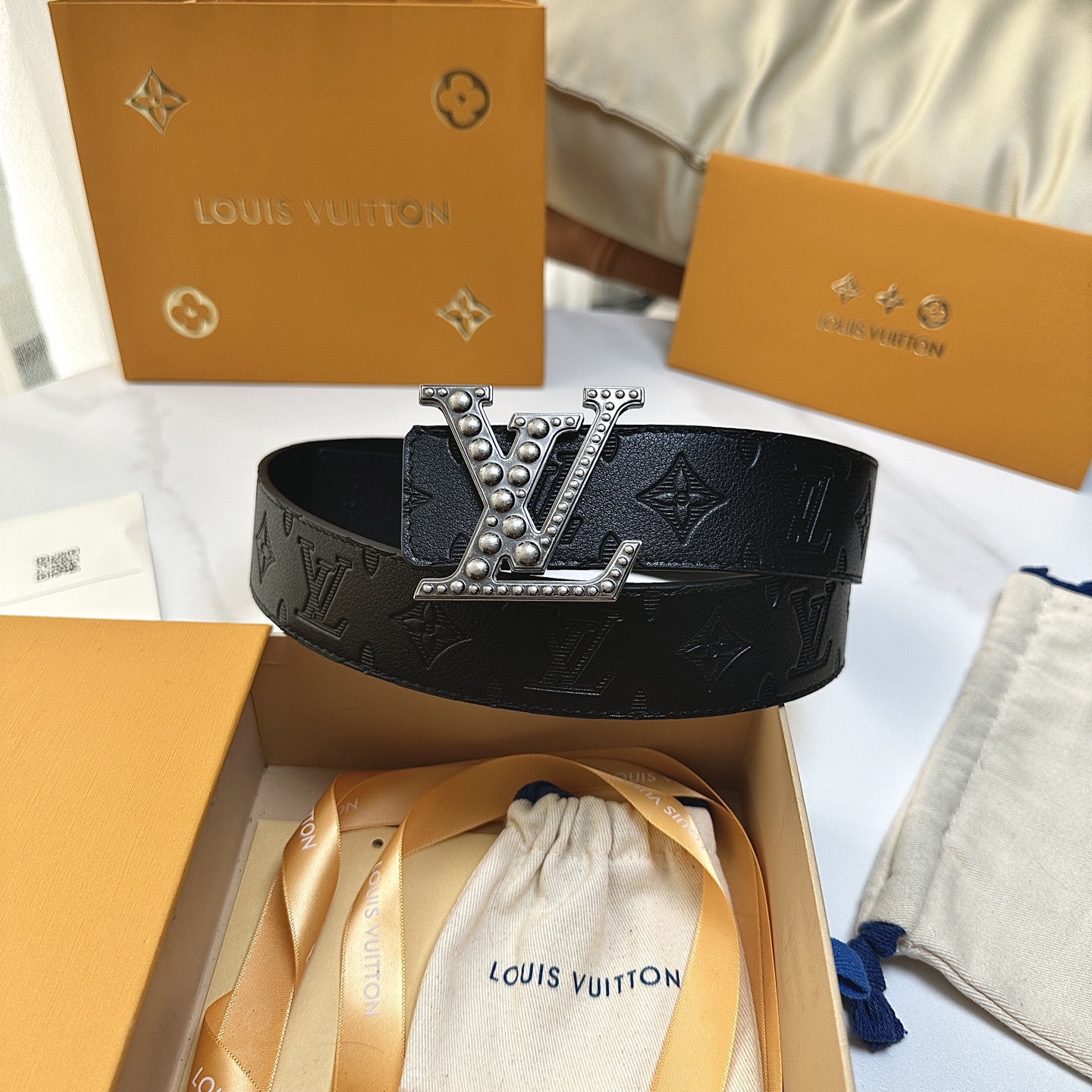 P：150[原版包裝➕1.0】
     L0UIS VUITT0N 今季新品 男士原單腰帶 寬度40毫米 雙面進口頭層小牛皮絲印圖案logo設計 搭配最新設計五金 可雙面佩戴 適合沈穩低調的男士使用