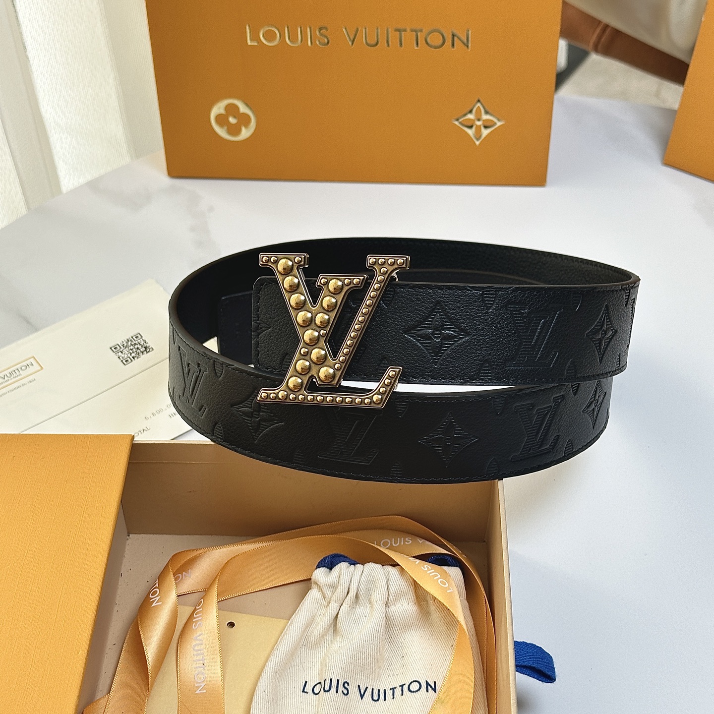 P：150[原版包裝➕1.0】
     L0UIS VUITT0N 今季新品 男士原單腰帶 寬度40毫米 雙面進口頭層小牛皮絲印圖案logo設計 搭配最新設計五金 可雙面佩戴 適合沈穩低調的男士使用