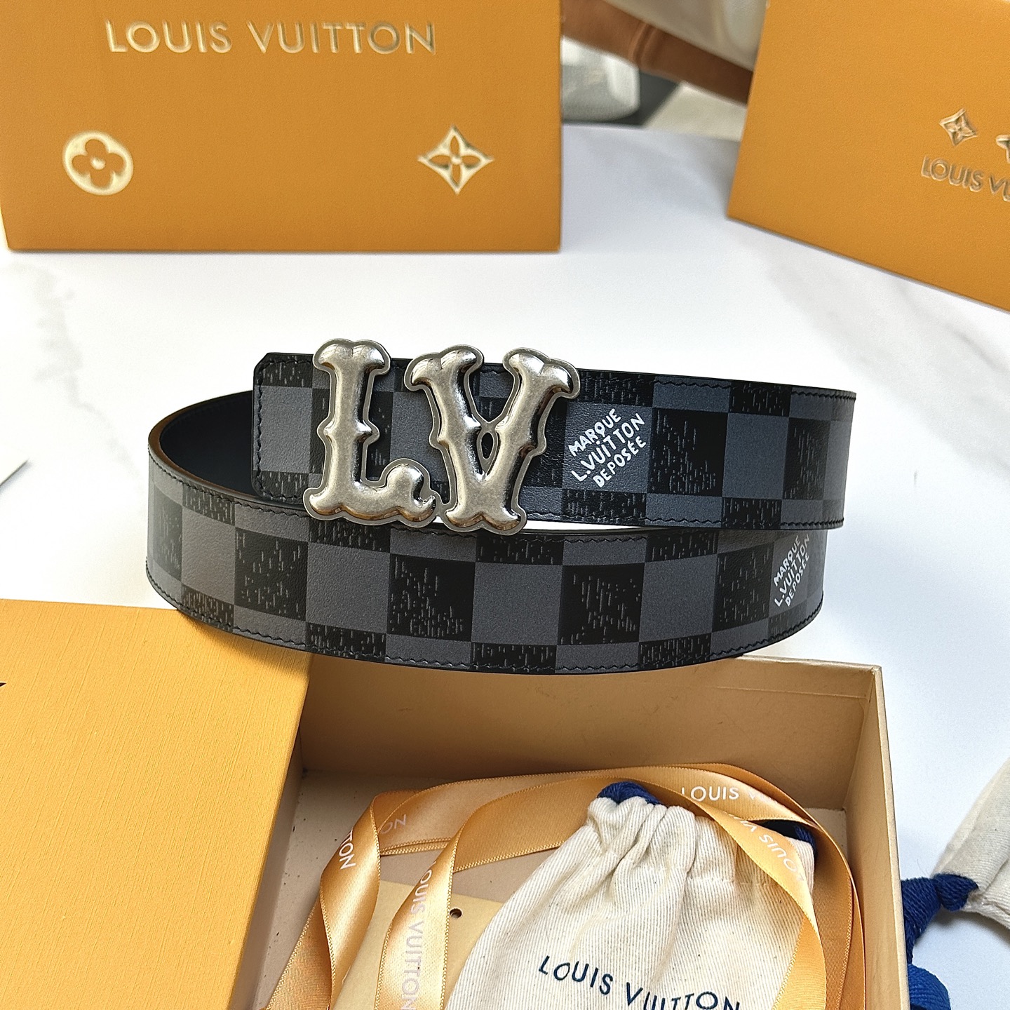 P：150[原版包裝➕1.0】
     L0UIS VUITT0N 今季新品 男士原單腰帶 寬度40毫米 雙面進口頭層小牛皮絲印圖案logo設計 搭配最新設計五金 可雙面佩戴 適合沈穩低調的男士使用