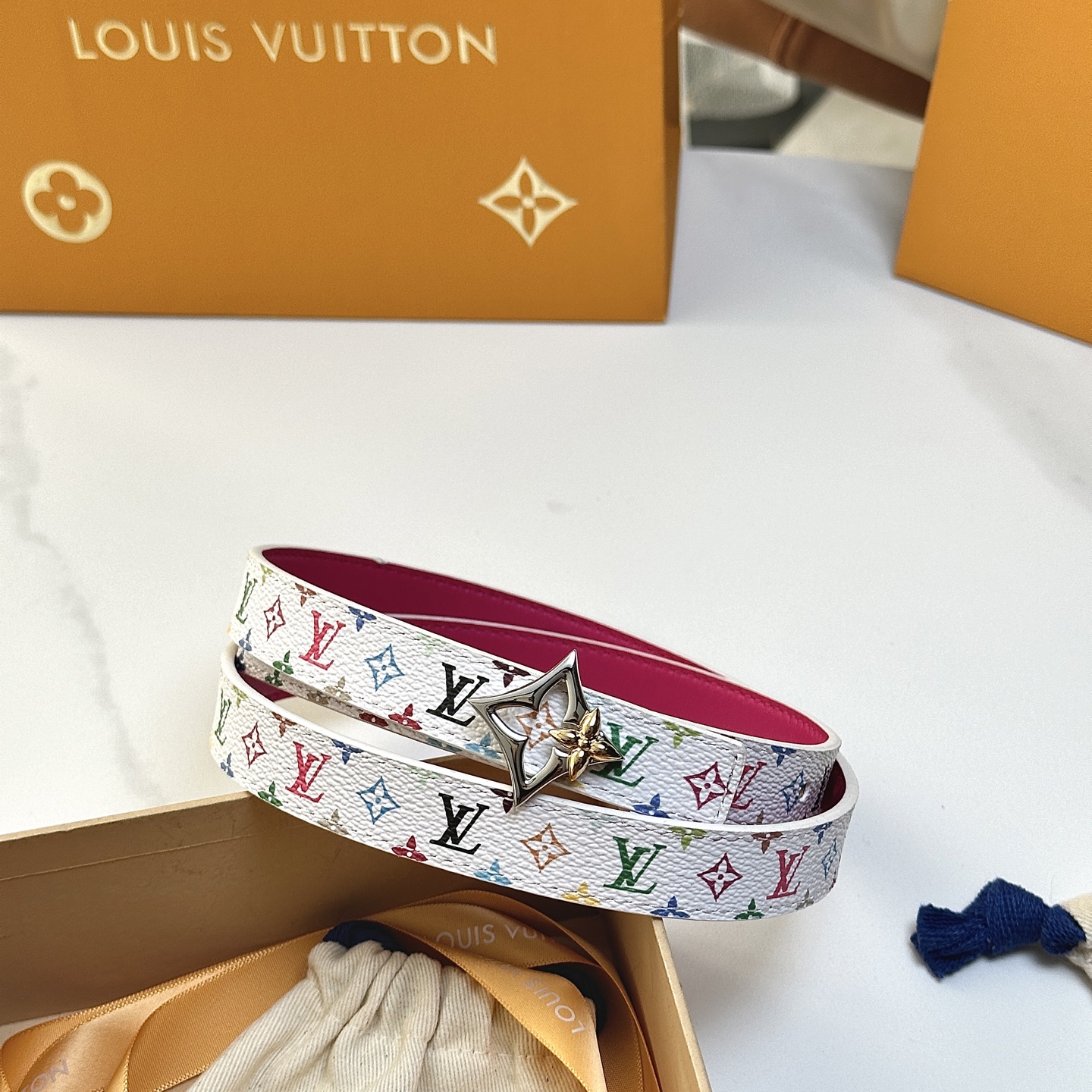 P：135【原版包裝➕1.0】
        驢牌 寬度2cm雙面🉑️用女士腰帶 一面訂制帆布材料襯托原廠小牛皮 標誌性花卉圖案搭扣 女神必備單品💗