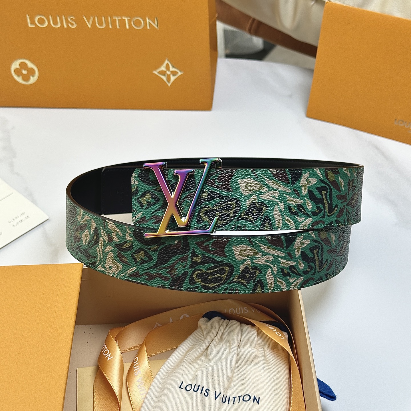 P：140（原版包裝➕1.0）
      L0UIS VUITT0N 專櫃最新升級版本 寬度40毫米 全新訂制帆布搭配最新進口原廠皮底 配置新款字母搭扣 經典百搭款！