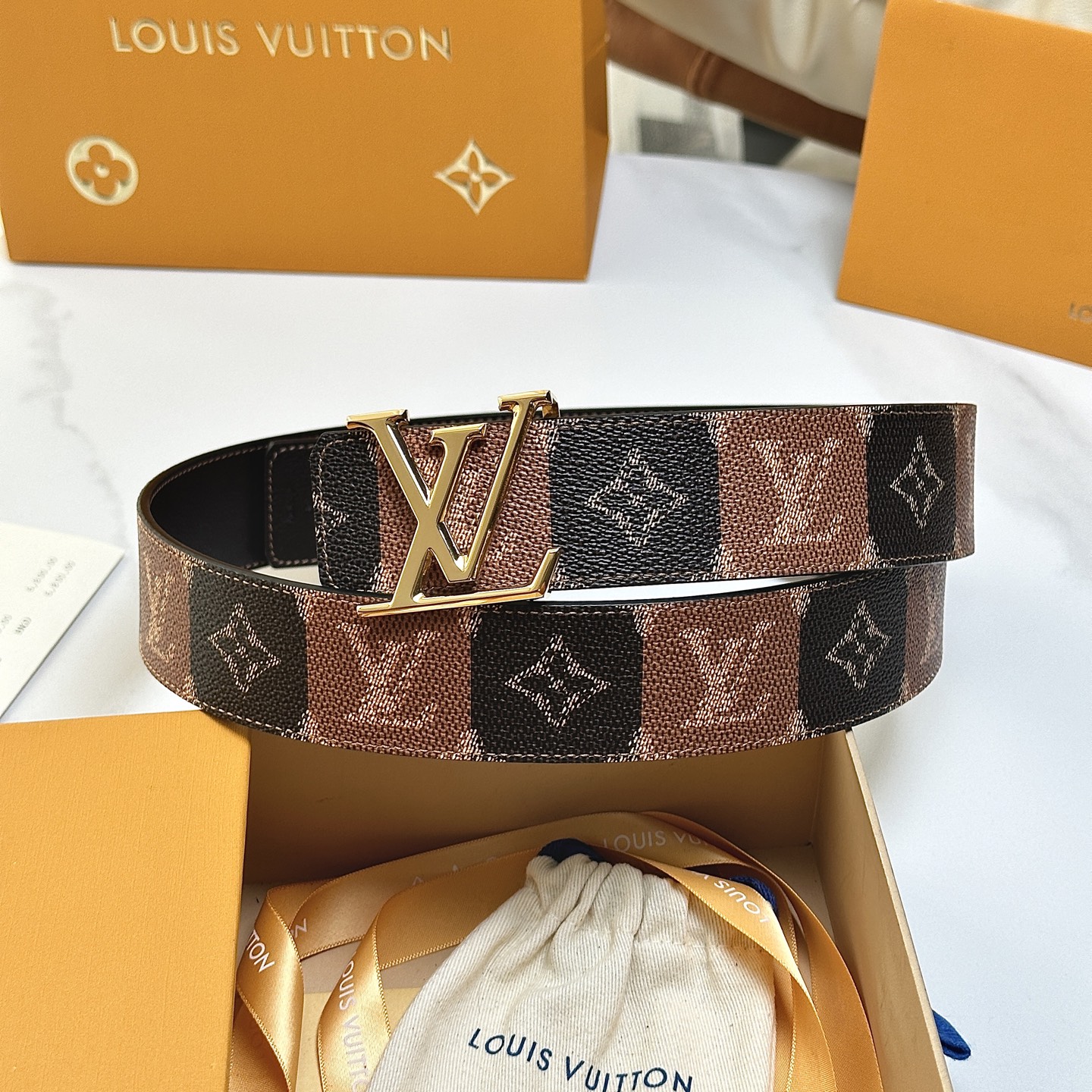 P：140（原版包裝➕1.0）
      L0UIS VUITT0N 專櫃最新升級版本 寬度40毫米 全新訂制帆布搭配最新進口原廠皮底 配置新款字母搭扣 經典百搭款！