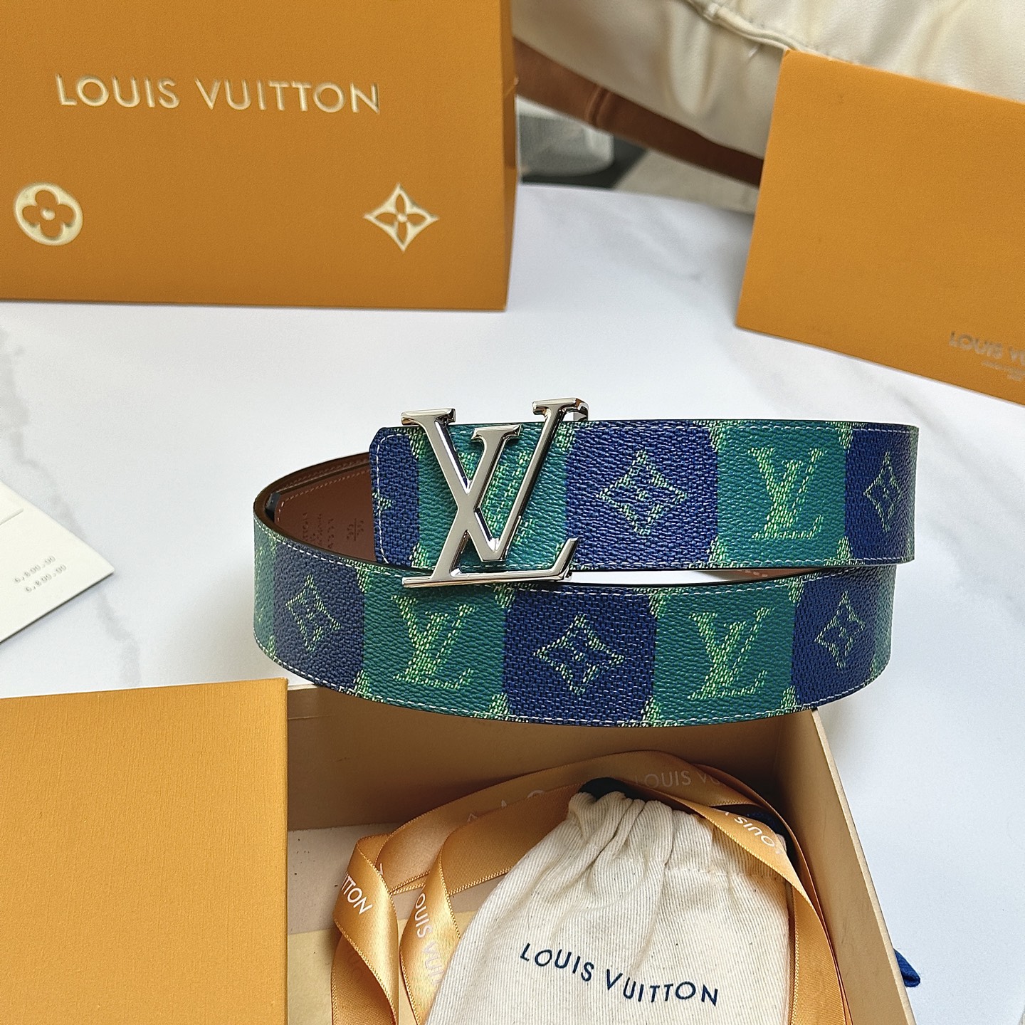 P：140（原版包裝➕1.0）
      L0UIS VUITT0N 專櫃最新升級版本 寬度40毫米 全新訂制帆布搭配最新進口原廠皮底 配置新款字母搭扣 經典百搭款！