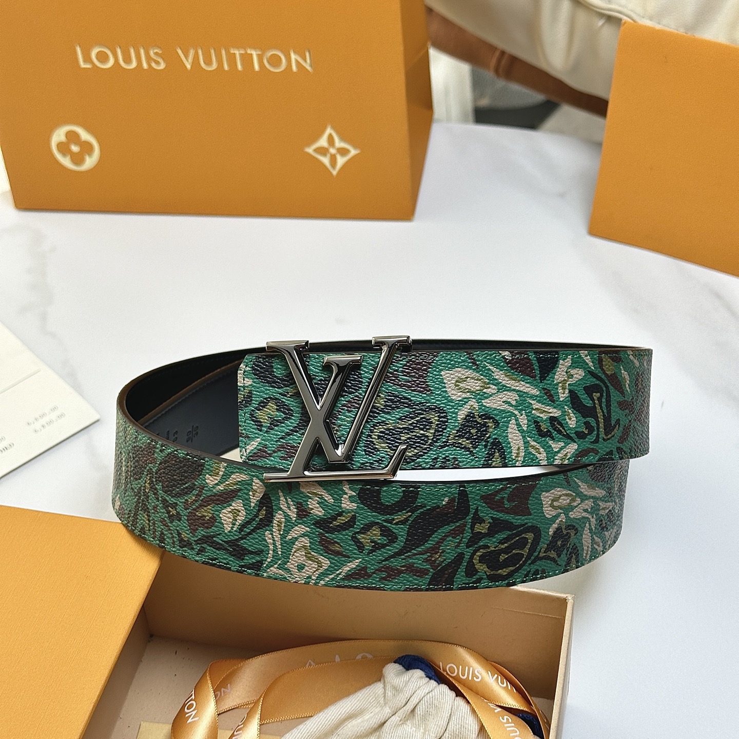 P：140（原版包裝➕1.0）
      L0UIS VUITT0N 專櫃最新升級版本 寬度40毫米 全新訂制帆布搭配最新進口原廠皮底 配置新款字母搭扣 經典百搭款！