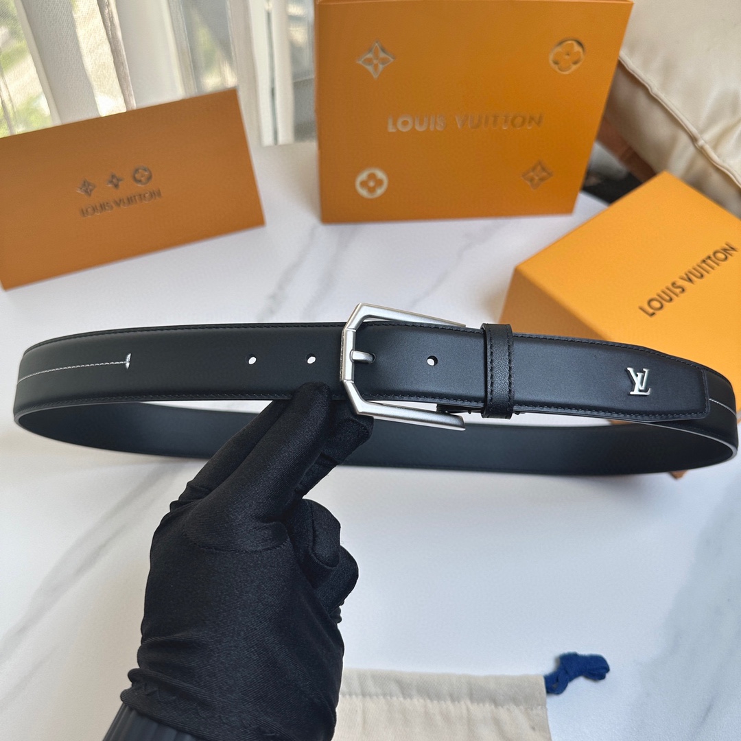 L0UIS VUITT0N 今季新品 原單腰帶 寬度35毫米 雙面進口小牛皮 尾部獨特的尾巴五金設計 帶身機車縫白色線 